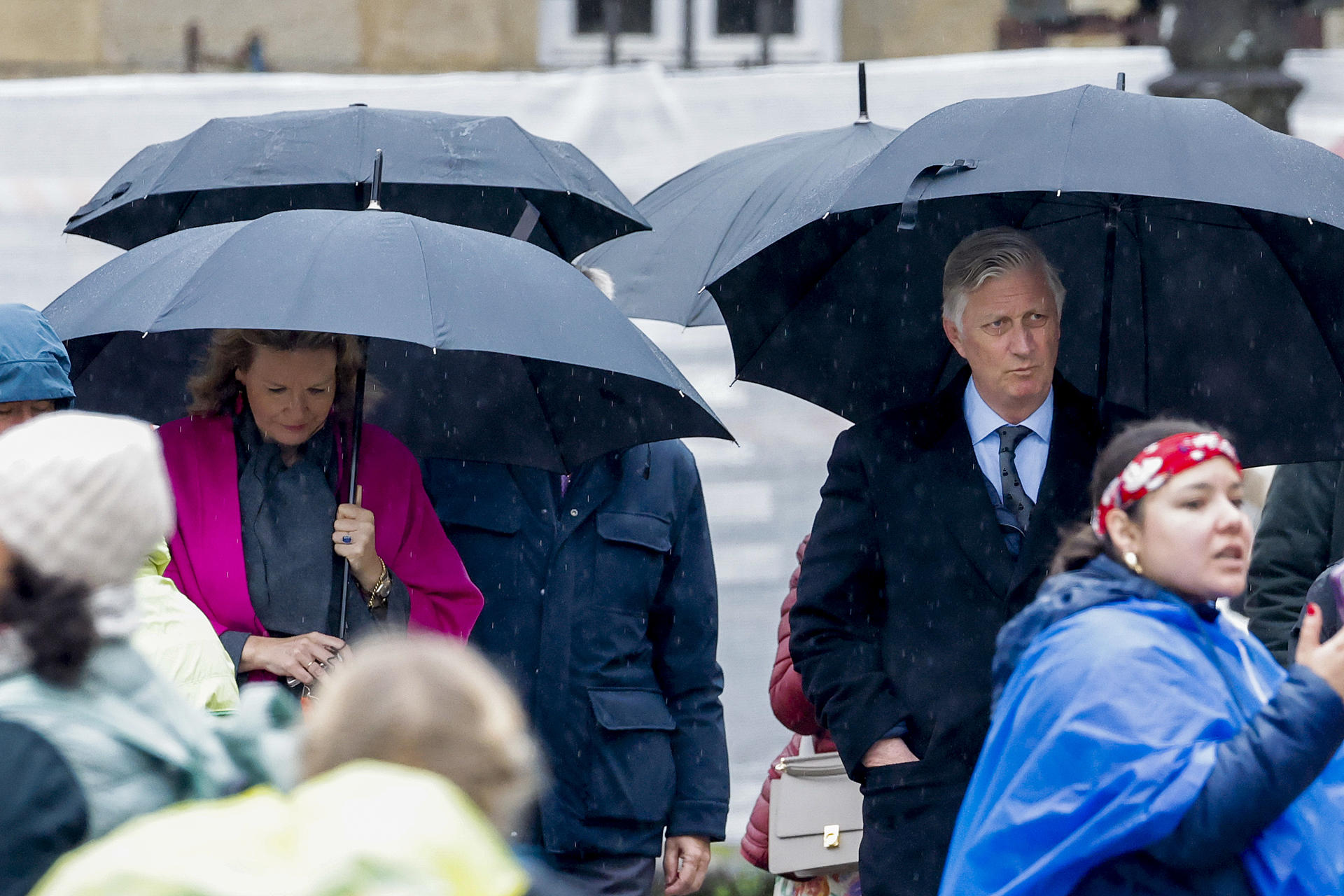 Los reyes de Bélgica, Felipe (d) y Matilde (i), a su llegada para visitar y participar en un acto litúrgico en la catedral de Santiago de Compostela este jueves. EFE/ Lavandeira Jr