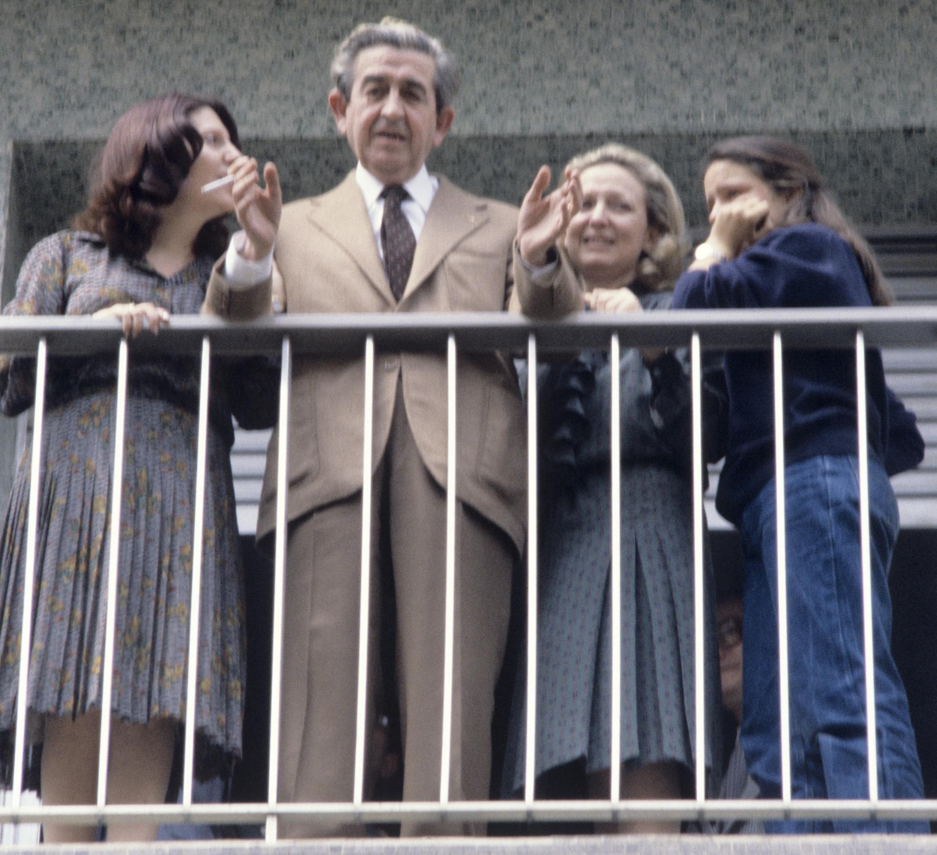 Foto de archivo fechada en Alcira (Valencia), del 14-4-1981: el industrial Luis Súñer, tras la liberación del secuestro de ETA de más de tres meses y medio. EFE