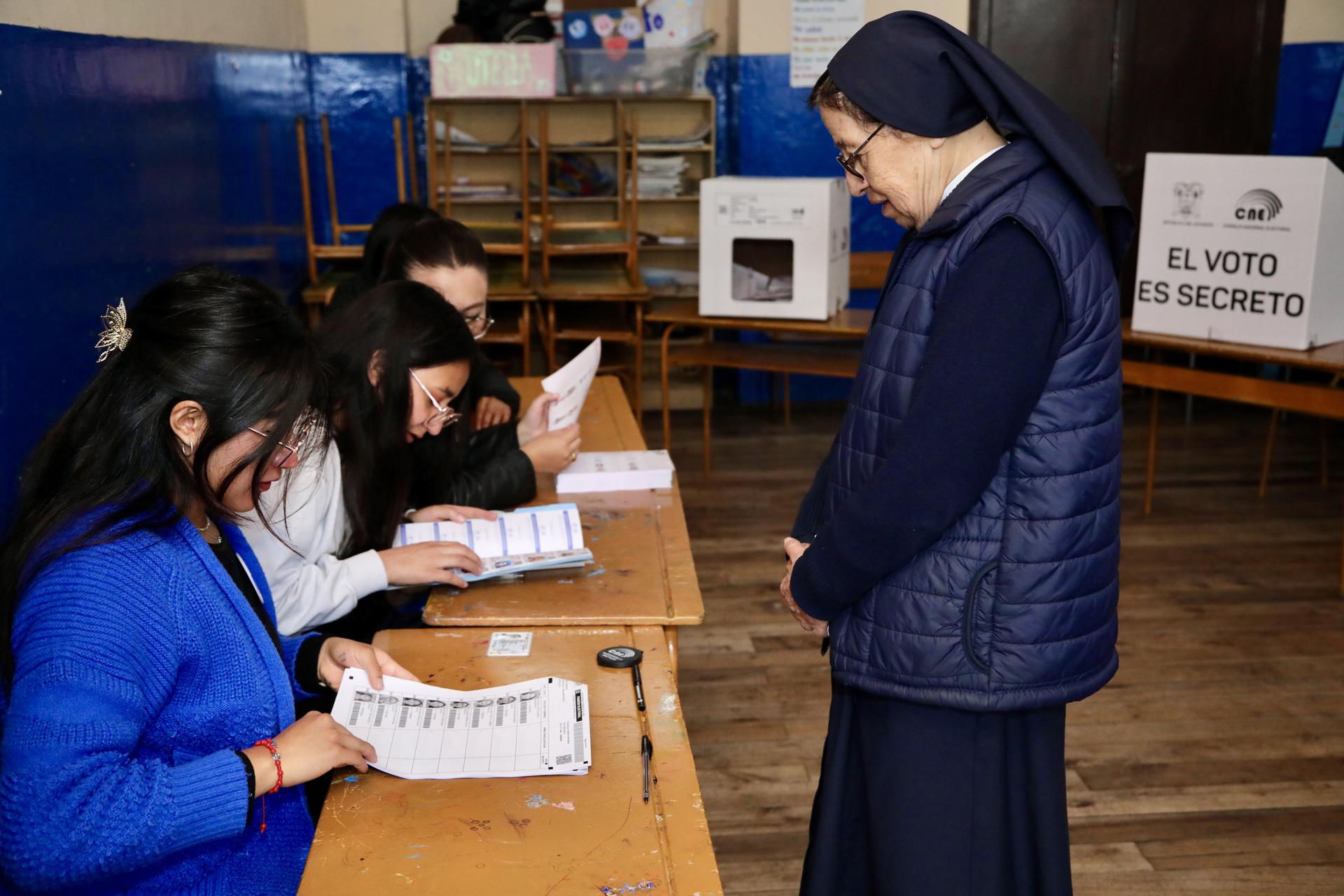 Una persona vota este domingo en las elecciones presidenciales 2025, para elegir al gobernante para los próximos cuatro años en Quito (Ecuador). EFE/Gianna Benalcazar