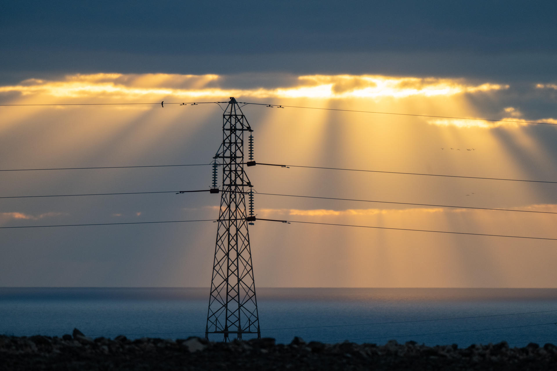 El apagón que este lunes dejó sin luz a la mayor parte de la España peninsular no ha tenido incidencias en las redes eléctricas de Canarias, aisladas de la península, pero sí se ha notado en importantes distorsiones en las redes de telecomunicaciones. En la imagen, tendidos eléctricos en Fuerteventura. EFE/Carlos de Saá