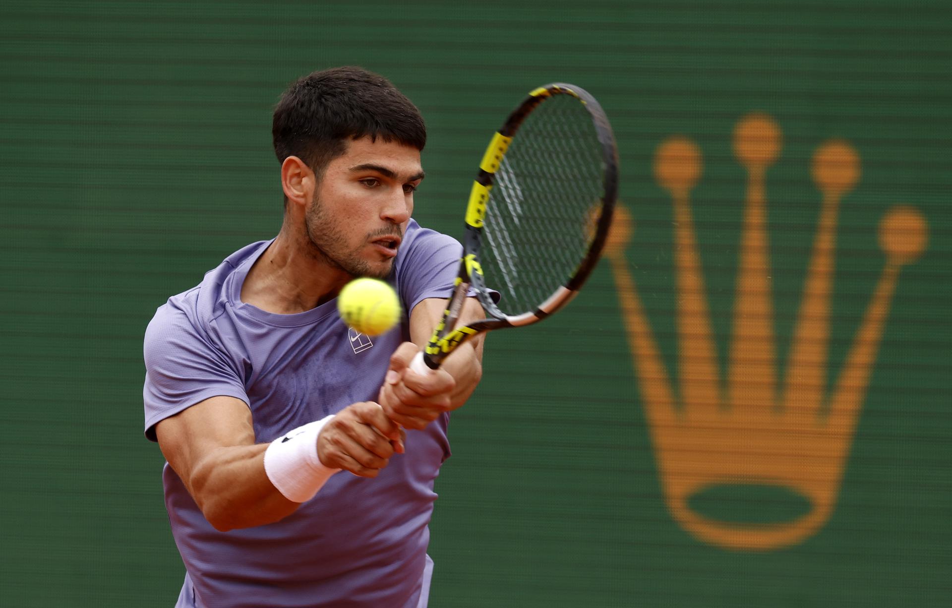 El tenista español Carlos Alcaraz en el Masters 1000 de Montecarlo, donde se proclamó campeón tras remontar al italiano Lorenzo Musetti. EFE/SEBASTIEN NOGIER