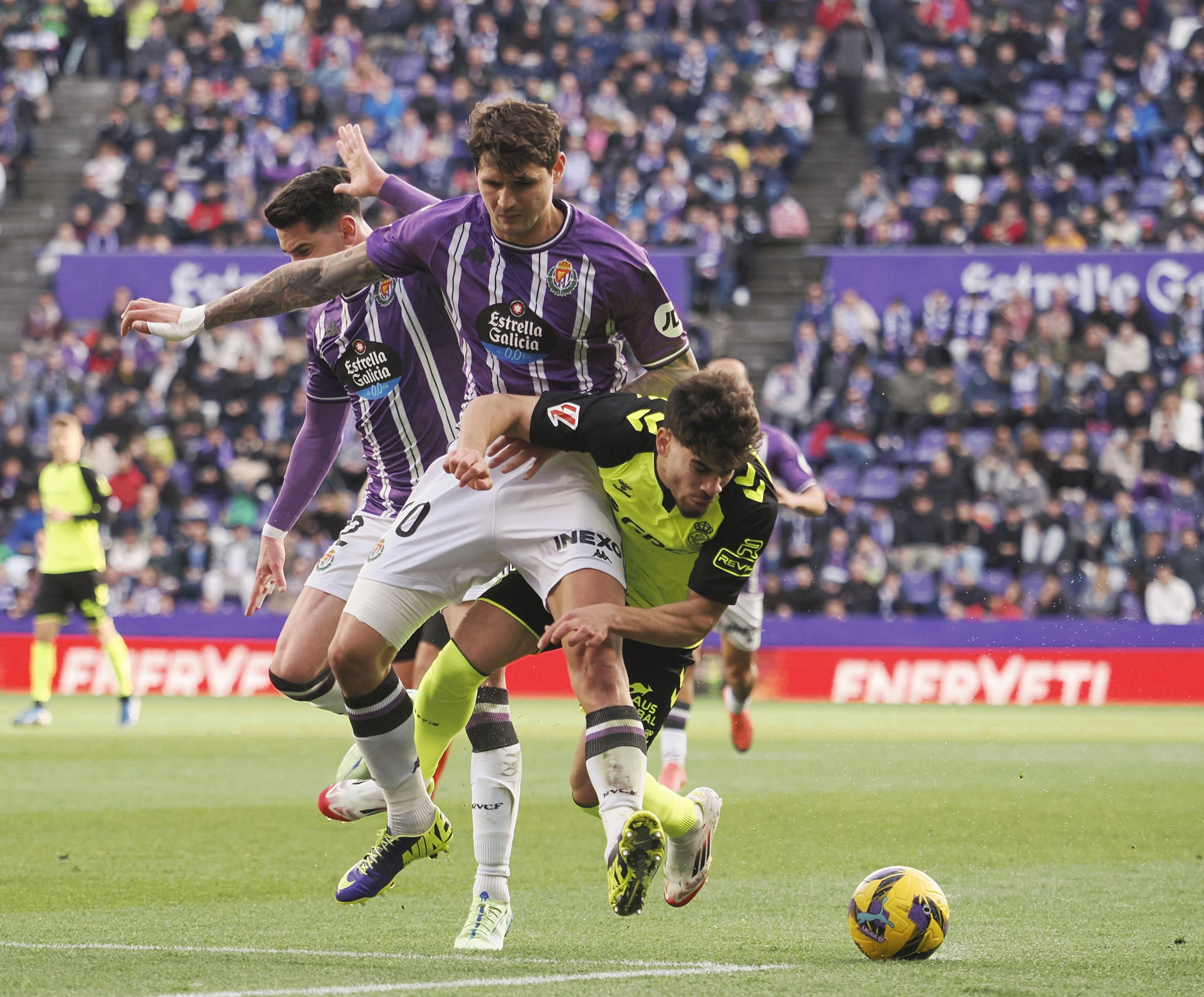 El centrocampista croata del Valladolid Stanjo Juric (i) en el estadio José Zorrilla en foto de archivo del partido de la primera vuelta por R. GARCÍA. EFE