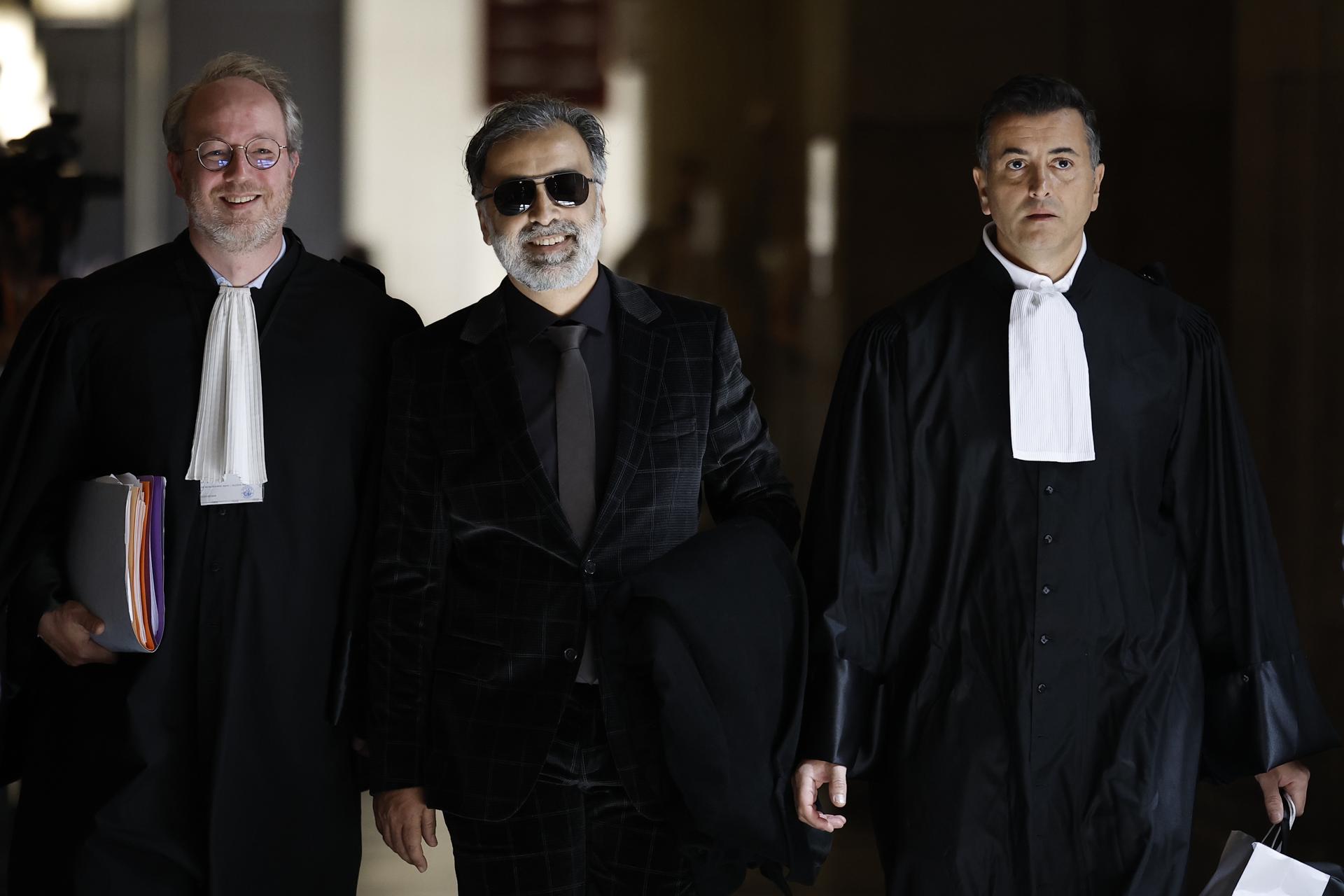 Abderrahmane Ouatiki (C), un recepcionista de hotel en el momento del robo, llega con sus abogados Henri de Beauregard (L) y Mohand Ouidja (R) en el día de apertura del juicio contra los sospechosos del robo a mano armada de Kim Kardashian en el Palacio de Justicia de París, Francia, el 28 de abril de 2025. El juicio comenzó contra 10 sospechosos acusados de robar joyas valoradas en millones de dólares a la celebridad estadounidense Kim Kardashian durante su estadía en un apartamento en la Semana de la Moda de París en octubre de 2016. (Fashion, France) EFE/EPA/YOAN VALAT