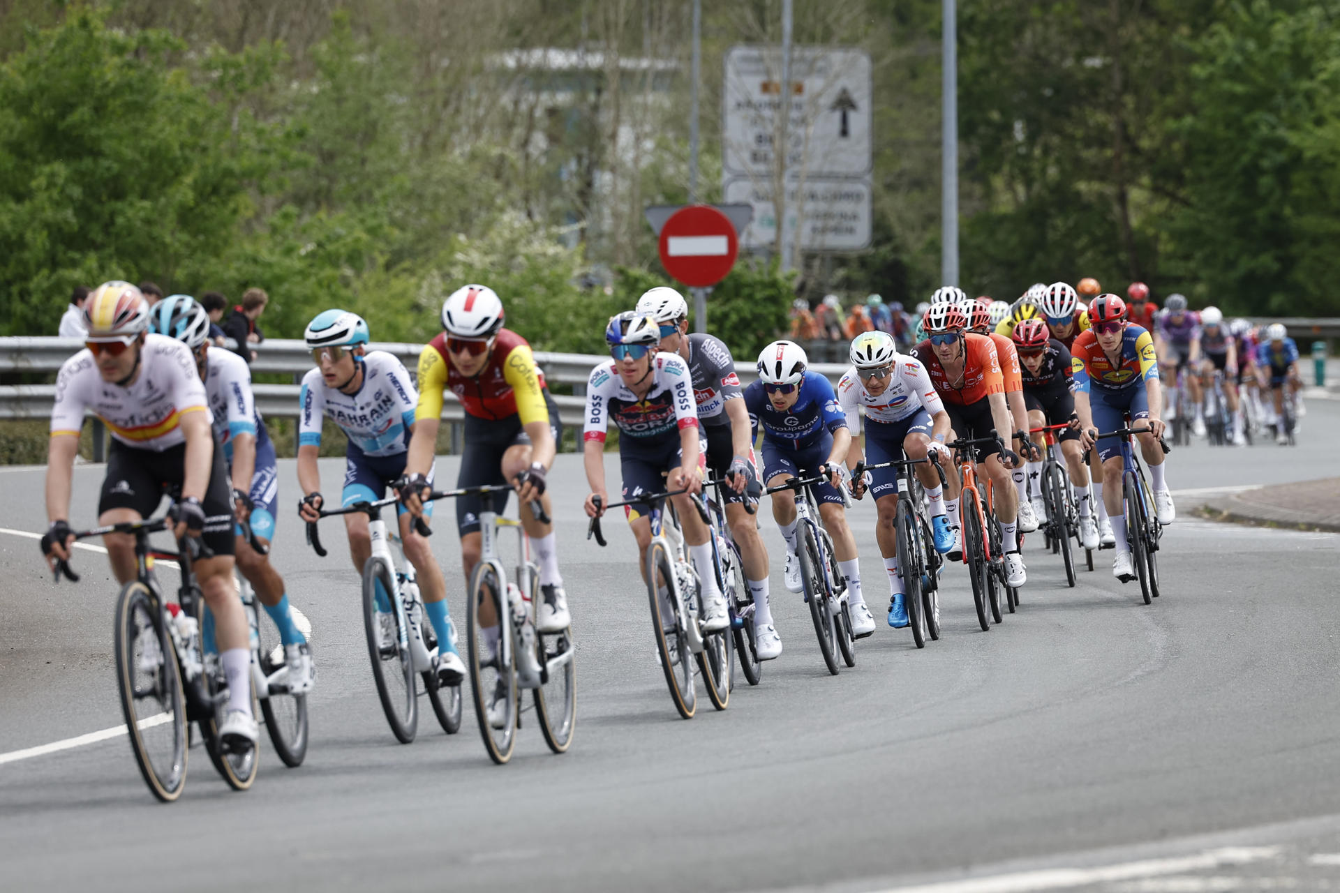 MARKINA (BIZKAIA), 11/04/2025.- El pelotón cruza en un primer paso por la línea de meta de Gernika durante la quinta etapa de la 64 edición de la Itzulia Basque Country-Vuelta al País Vasco que se disputa este viernes entre Orduña-Gernika. EFE/Miguel Toña
