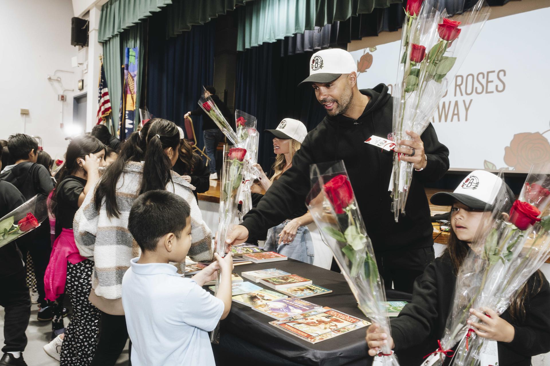 Fotografía cedida por los Brooklyn Nets de su entrenador, el español Jordi Fernández, entregando rosas a estudiantes para festejar la fiesta de Sant Jordi. EFE/Brooklyn Nets