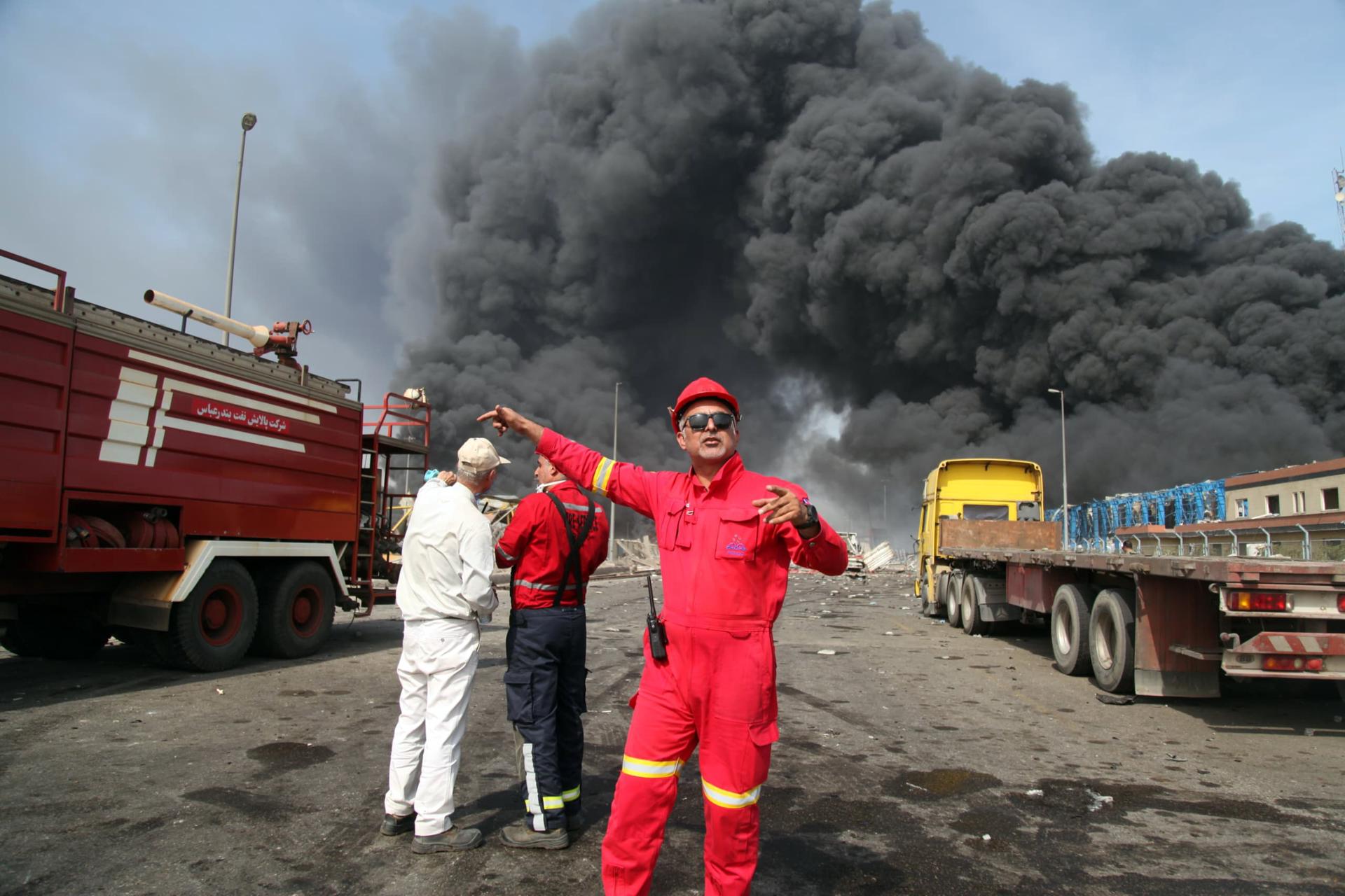 Bomberos en el lugar de una explosión en el puerto Shahid Rajai, en el sur de Irán. EFE/EPA/Mohammad Rasoul Moradi