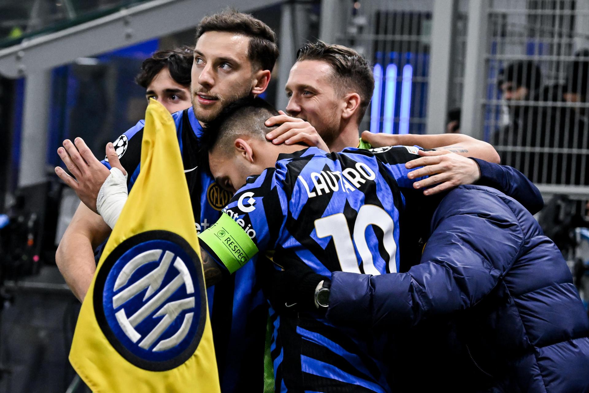 Los jugadores del Inter celebran un gol en foto de archivo de NICOLA MARFISI. EFE/EPA