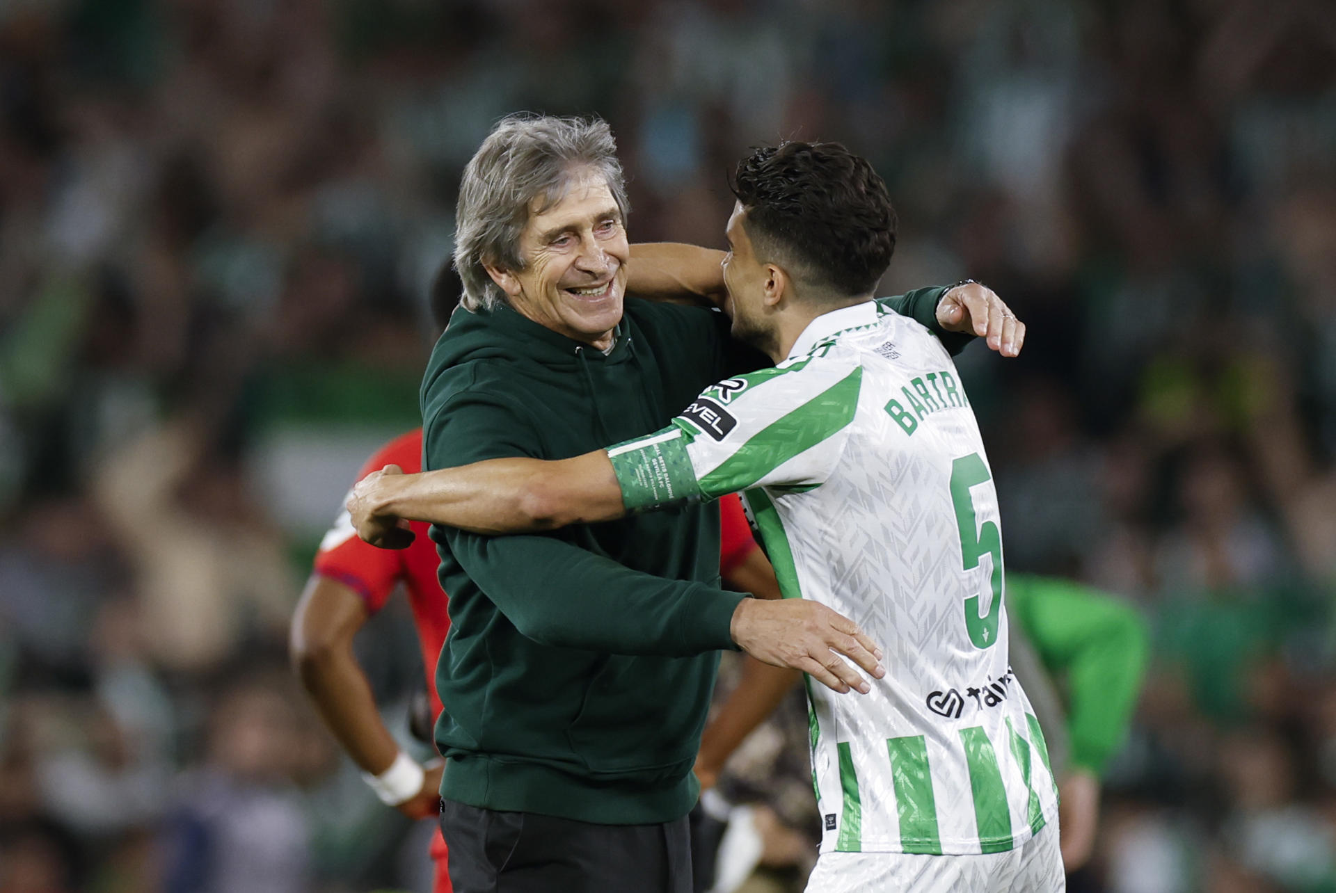 El entrenador del Betis Manuel Pellegrini (i)y el central Marc Bartra en el estadio Benito Villamarín en foto de archivo de Julio Muñoz . EFE
