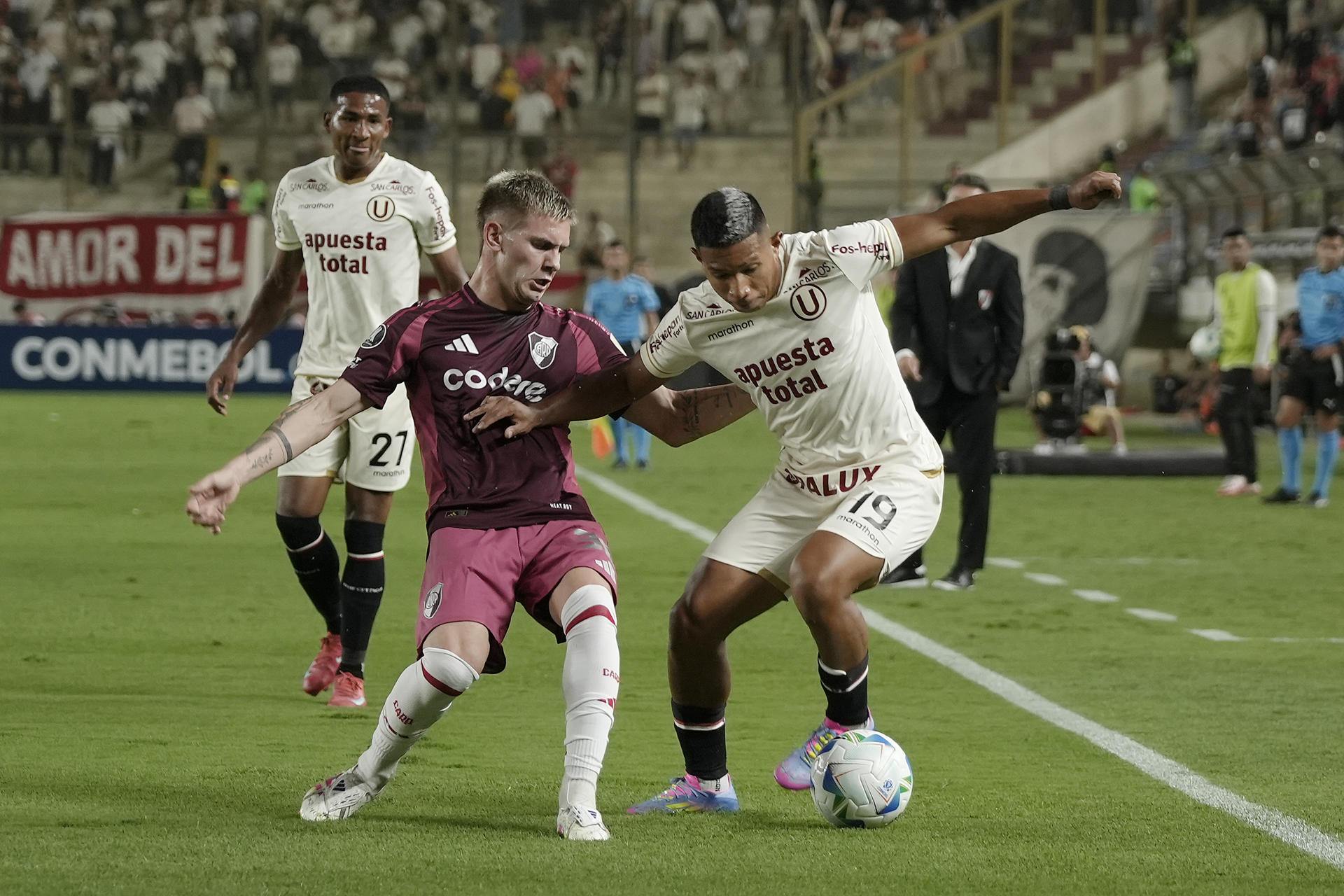 Edison Flores (d) de Universitario disputa el balón con Franco Mastantuono de River Plate este miércoles, durante un partido de la fase de grupos de la Copa Libertadores. EFE/ STR