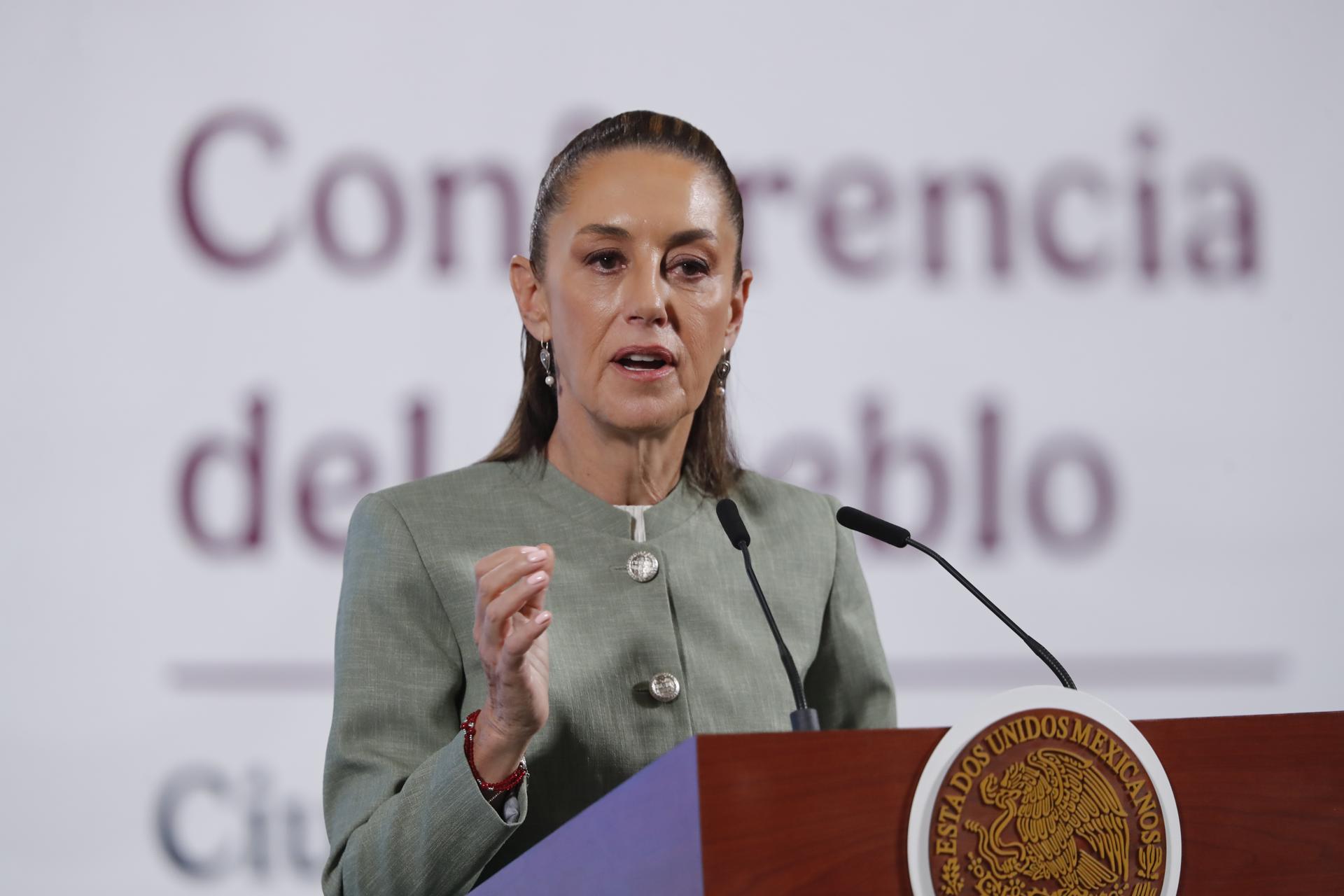 La presidenta de México Claudia Sheibaum, participa este viernes durante una rueda de prensa en Palacio Nacional de la Ciudad de México (México). EFE/Mario Guzmán