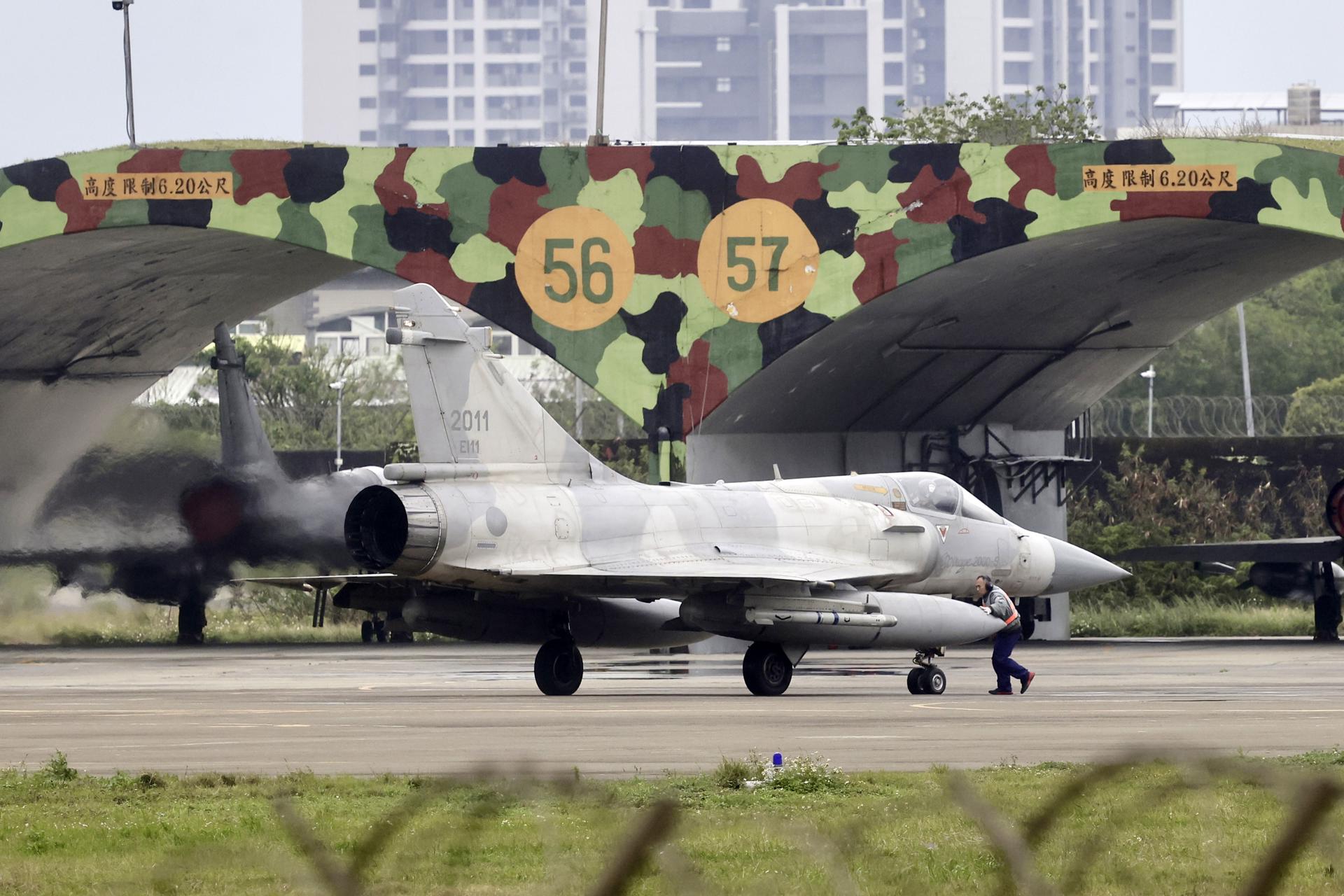 El personal de la Fuerza Aérea de Taiwán realiza inspecciones previas al vuelo en los cazas Mirage 2000 enla base aérea de Hsinchu, en Hsinchu, Taiwán, el 1 de abril de 2025. El Gobierno chino aseguró este martes que las maniobras que realiza hoy el Ejército chino alrededor de Taiwán "son legítimas y necesarias para defender y mantener la soberanía y unidad nacionales". EFE/EPA/RITCHIE B. TONGO