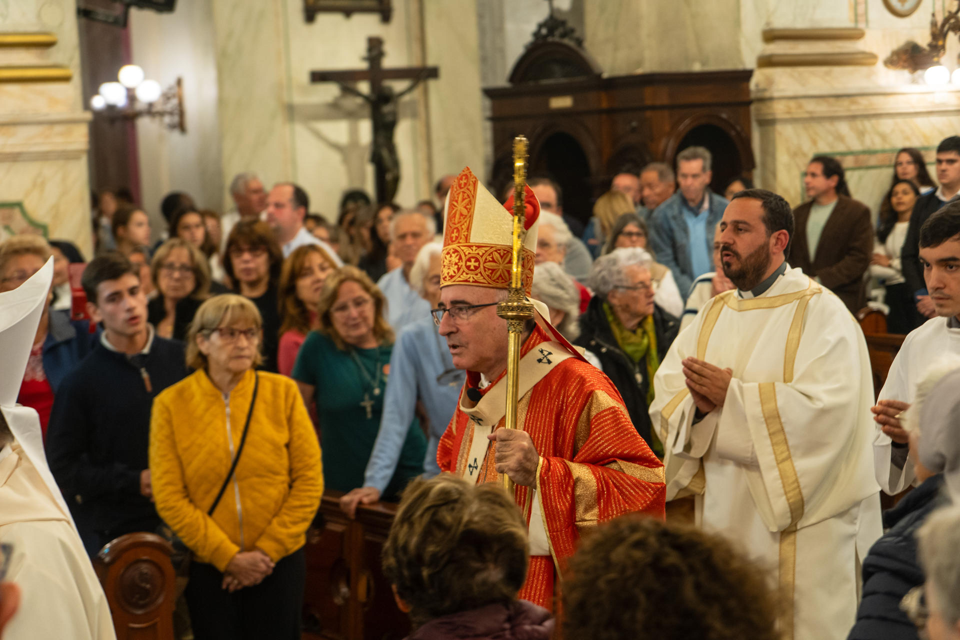 El cardenal de Uruguay, Daniel Sturla (c), participa en una misa en homenaje al papa Francisco este miércoles, en la Catedral de Montevideo (Uruguay). EFE/ Sebastian Astorga