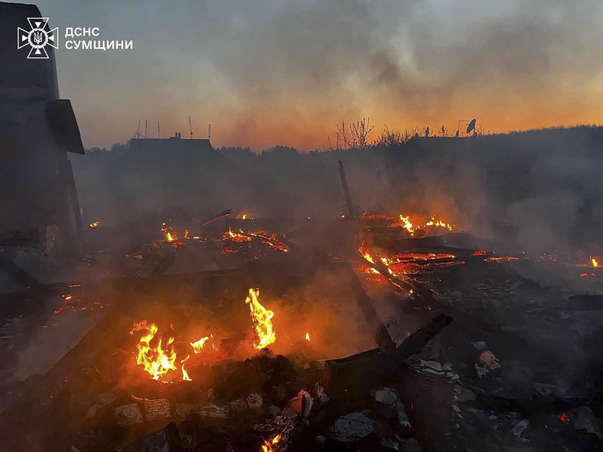 Imagen de la devastación creada tras un ataque ruso en la localidad ucraniana de Sumi. EFE/EPA/STATE EMERGENCY SERVICE OF UKRAINE HANDOUT EDITORIAL USE ONLY/NO SALES