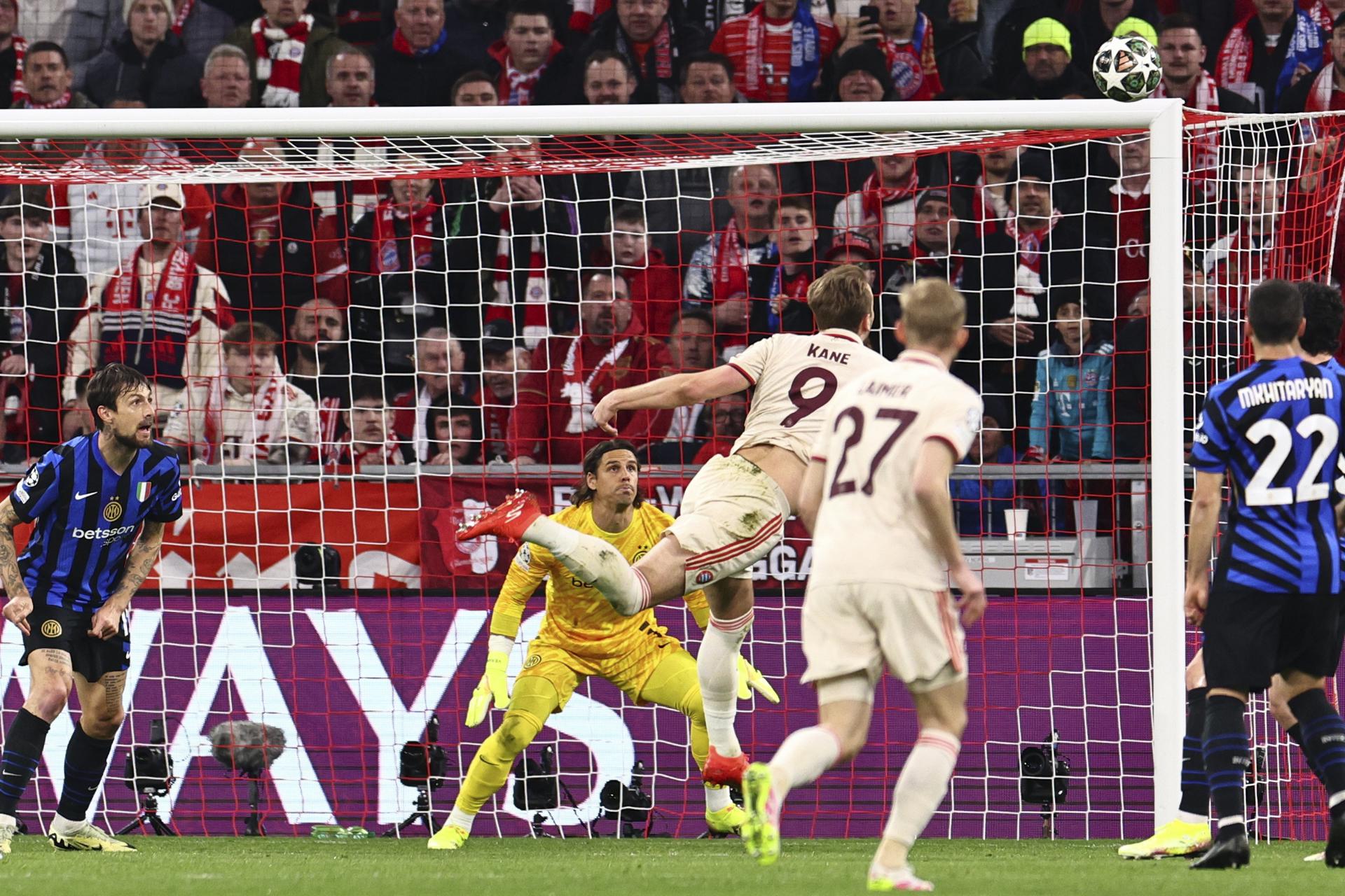 El portero del Inter Yann Sommer observa el disparo al palo de Harry Kane durante el partido de ida de cuartos de la UEFA Champions League que han jugado FC Bayern Munich e Inter Milan en Múnich, Alemania. EFE/EPA/FILIP SINGER
