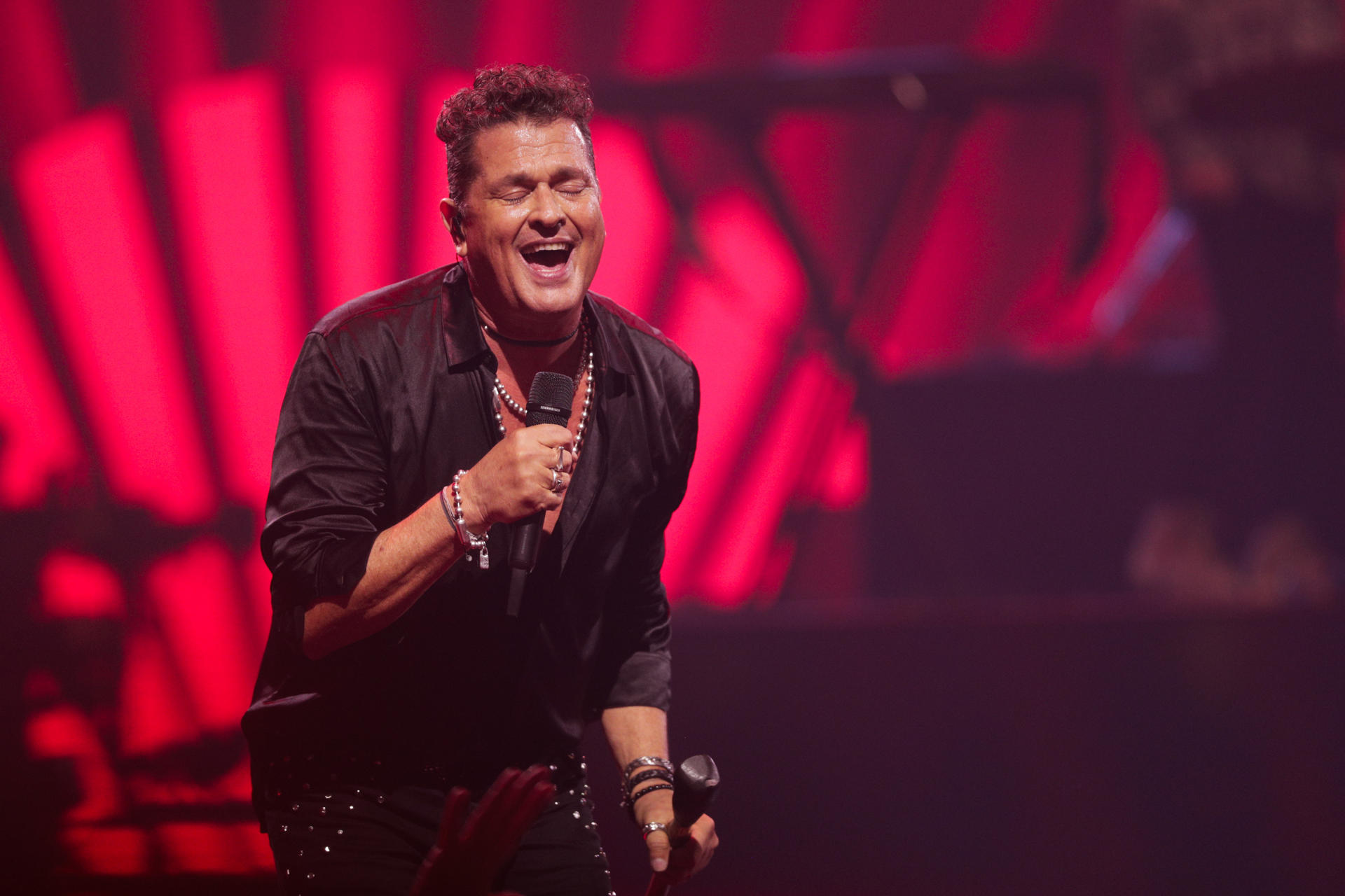 Fotografía de archivo en donde se ve al cantante colombiano Carlos Vives durante el 64º Festival Internacional de la Canción de Viña del Mar (Chile). EFE/ Adriana Thomasa