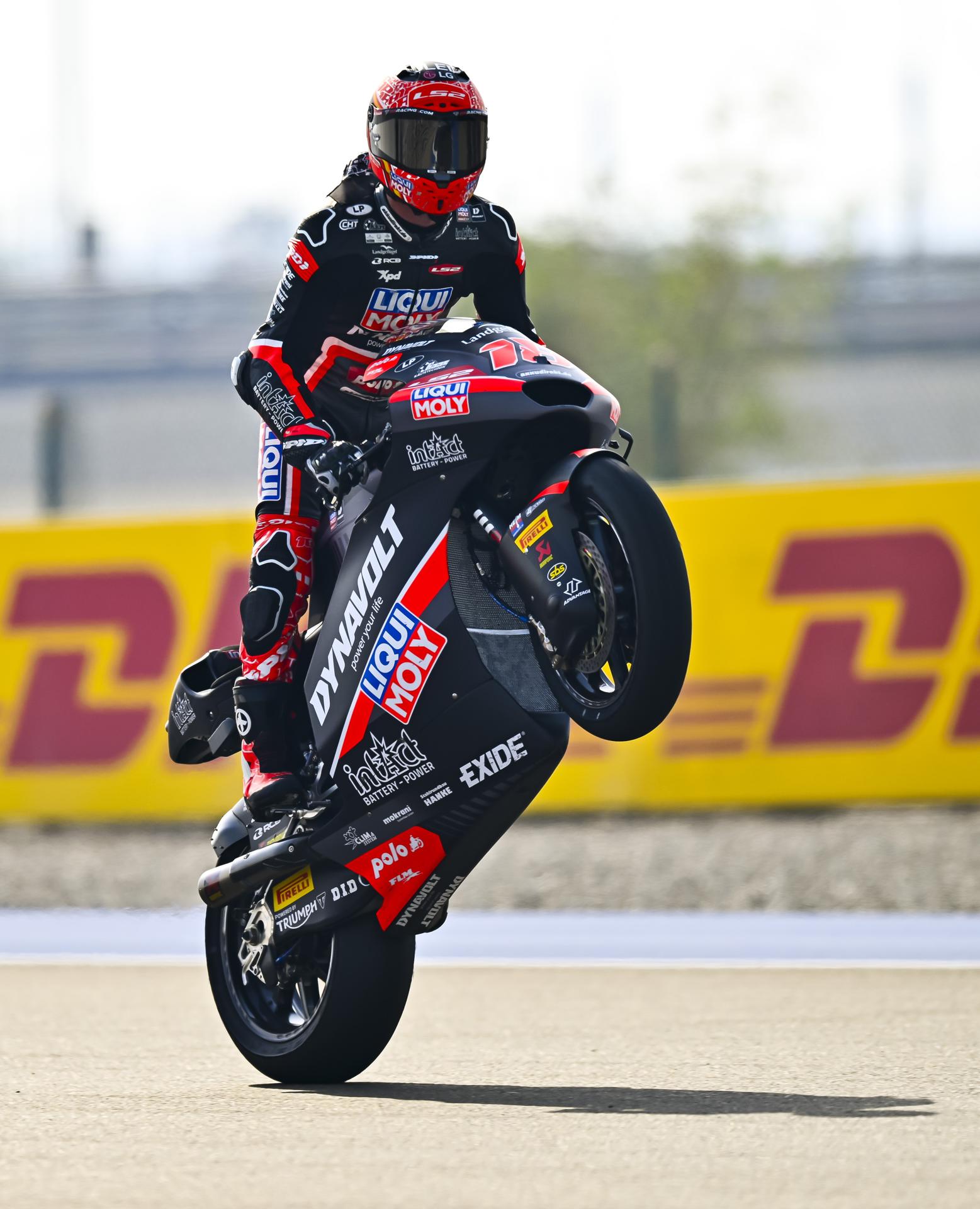 El piloto español de Moto2 Manuel Gonzalez dominó este jueves la práctica oficial para el Gran Premio de Catar de motociclismo, en el circuito de Lusail. EFE/EPA/NOUSHAD THEKKAYIL