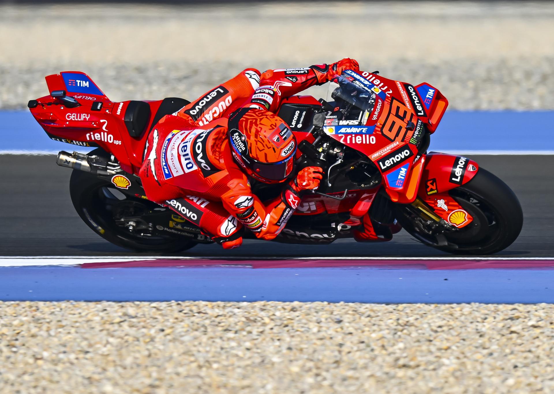 El español Marc Márquez (Ducati Desmosedici GP25) comenzó de manera autoritaria su participación en el Gran Premio de Catar de MotoGP, al dominar casi desde el minuto uno la primera tanda de entrenamientos libres. EFE/EPA/NOUSHAD THEKKAYIL