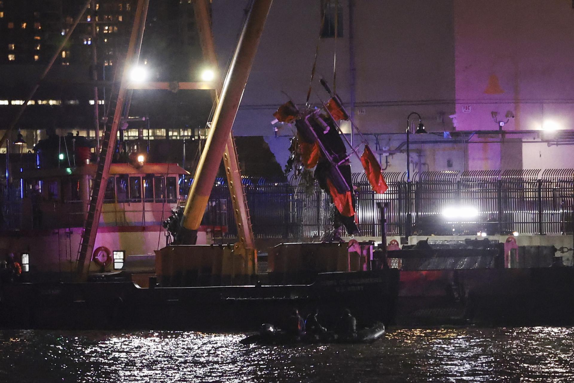 Equipos de emergencia retiran el helicóptero que se estrelló el jueves en el río Hudson con el fallecimiento de una familia de cinco españoles más el piloto que los transportaba. Foto de archivo. EFE/SARAH YENESEL