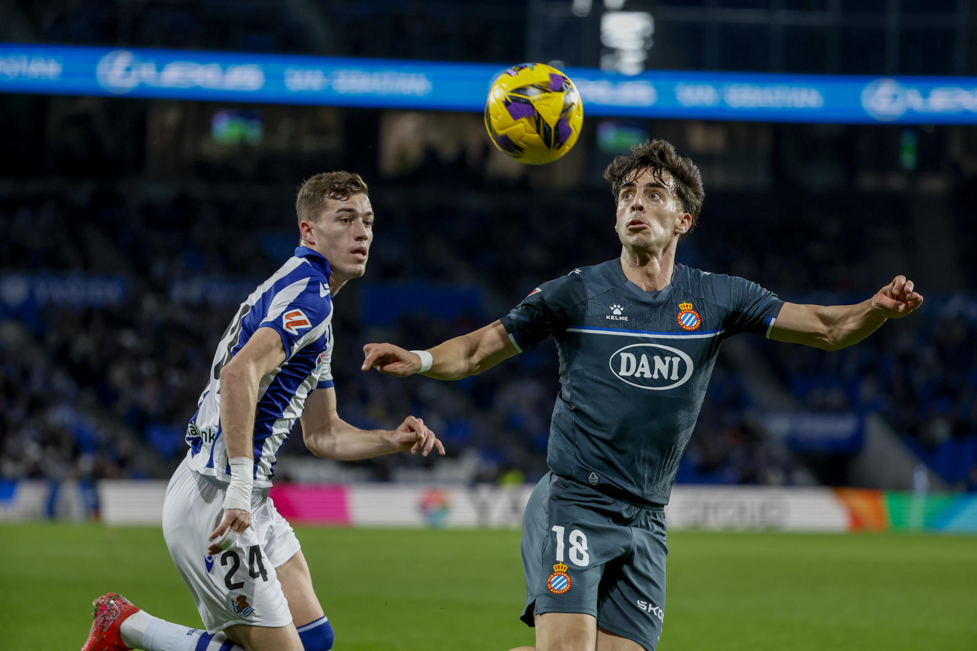 El centrocampista del Espanyol Álvaro Aguado (d) pelea un balón con Luka Sucic, de la Real Sociedad, durante un partido de LaLiga. EFE/Javier Etxezarreta