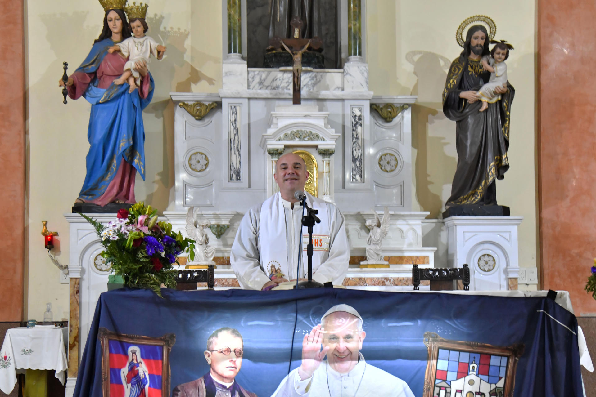 El sacerdote Juan Pablo Sclippa oficia una misa en memoria del papa Francisco en la capilla San Antonio del barrio de Almagro, en Buenos Aires (Argentina). EFE/STR