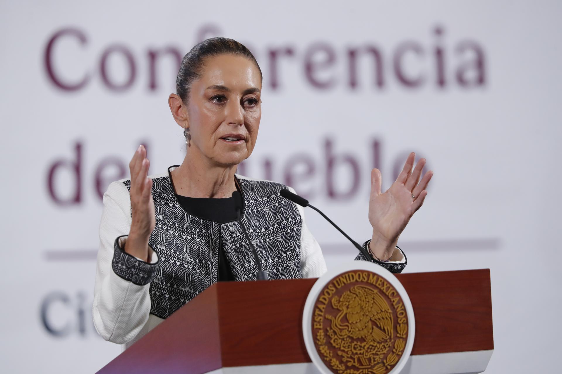 La presidenta de México Claudia Sheinbaum, habla este jueves durante una rueda de prensa en Palacio Nacional de la Ciudad de México (México). EFE/Mario Guzmán