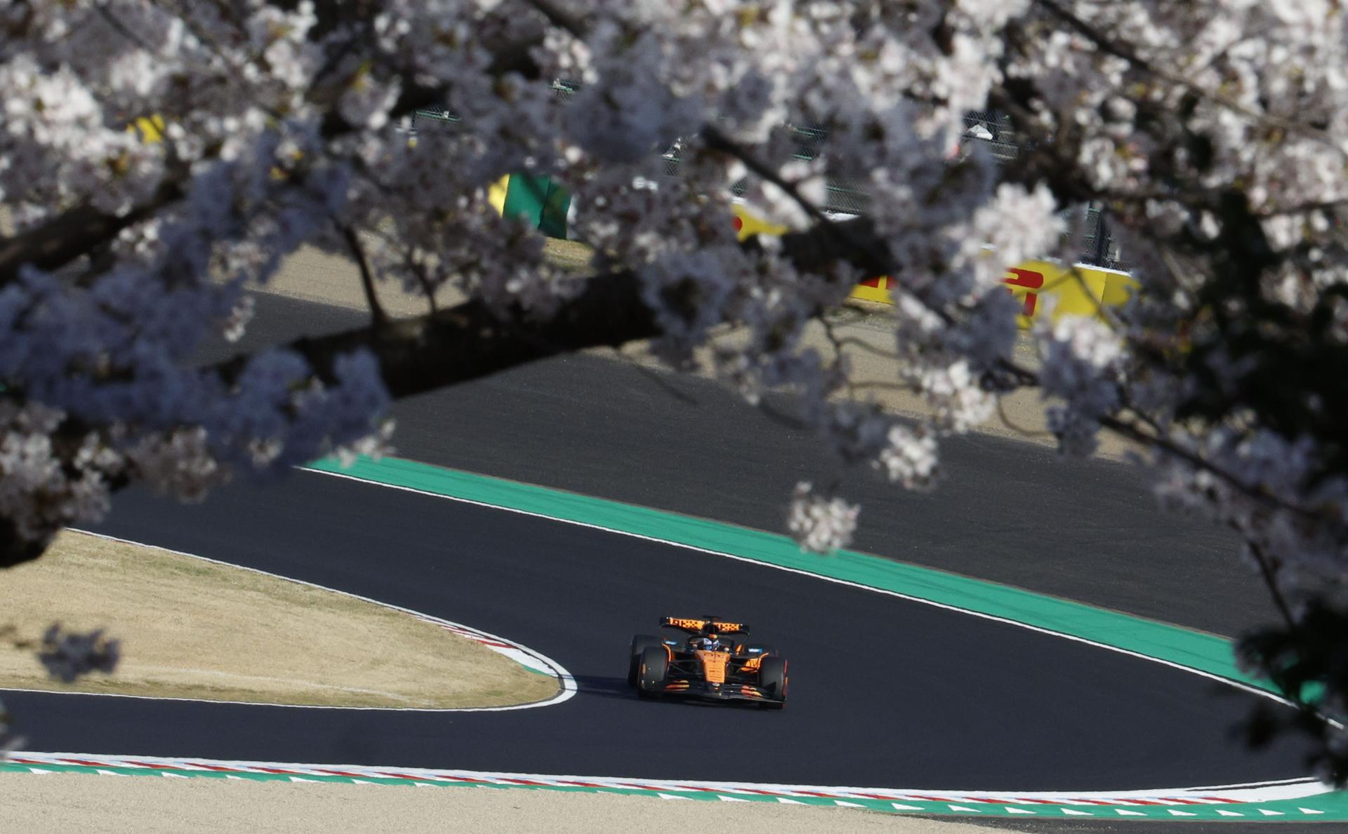 El piloto australiano de McLaren, Oscar Piastri, en acción durante la segundos entrenamientos libres del Gran Premio de Japón de Fórmula 1 en el Circuito de Suzuka. EFE/EPA/FRANCK ROBICHON
