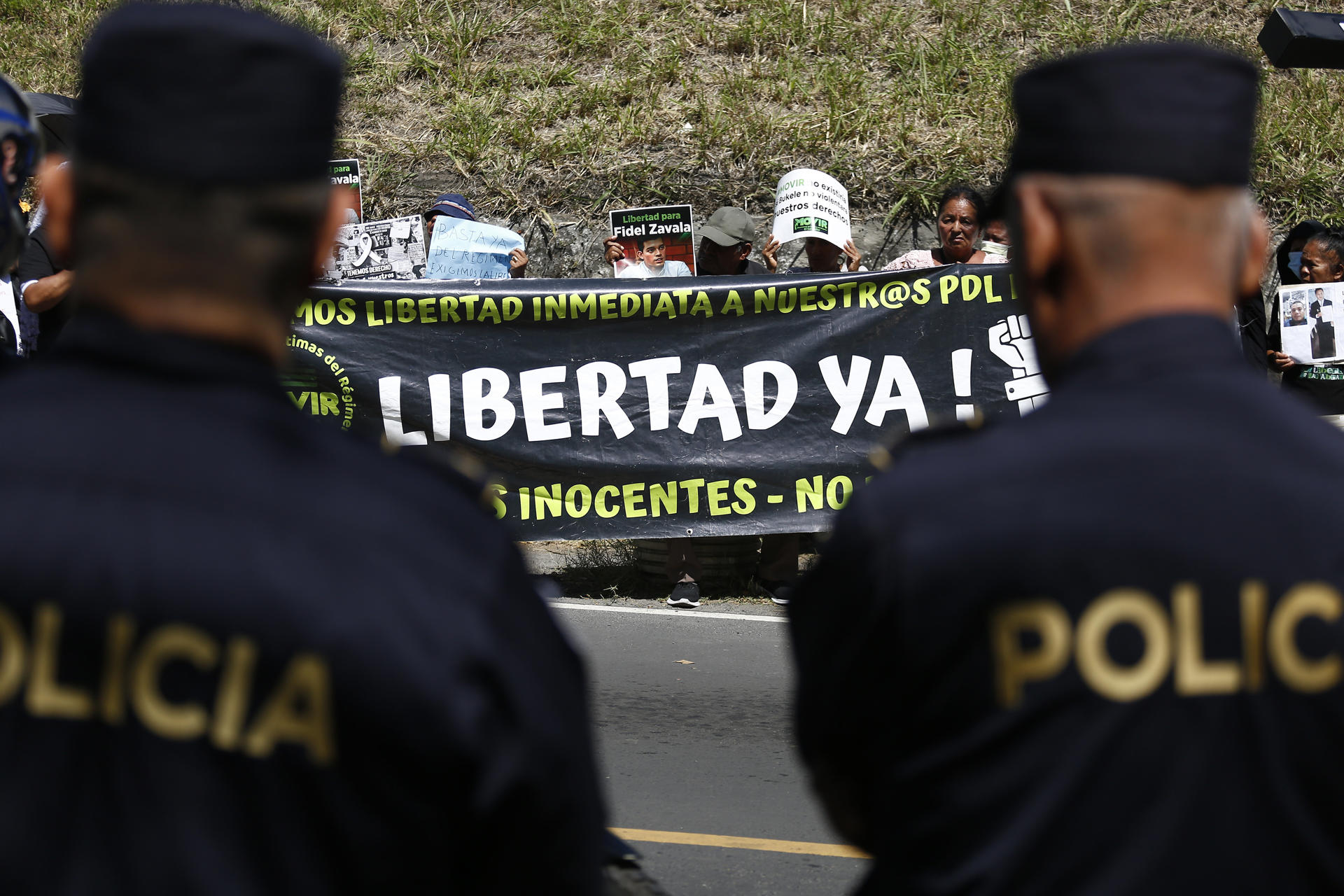 Vista general de un grupo de personas al protestar, a las afueras del centro penal La Esperanza, para exigir la libertad de presos que consideran inocentes, cerca de San Salvador (El Salvador). EFE/Rodrigo Sura