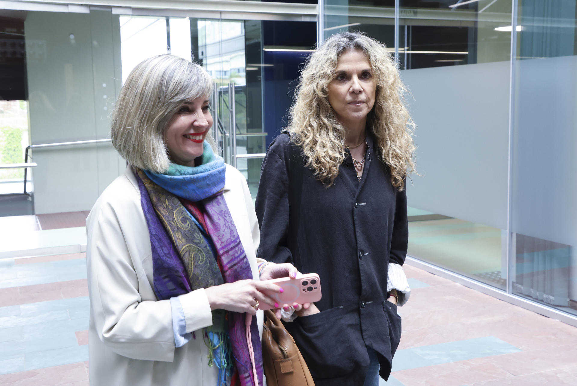 La secretaria de Estado de Economía Social, Amparo Merino (d), y la portavoz parlamentaria del grupo Plurinacional Sumar, Verónica Barbero (i), este miércoles, en Santiago . EFE/ Xoán Rey