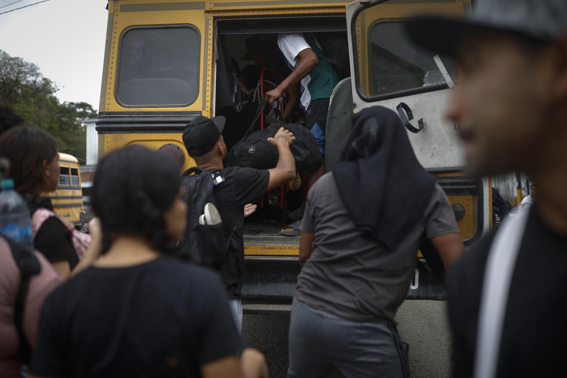 Fotografía del 10 de abril de 2025 de migrantes descargando sus pertenencias, en el paso migratorio de Las Manos (Honduras). EFE/ Bienvenido Velasco
