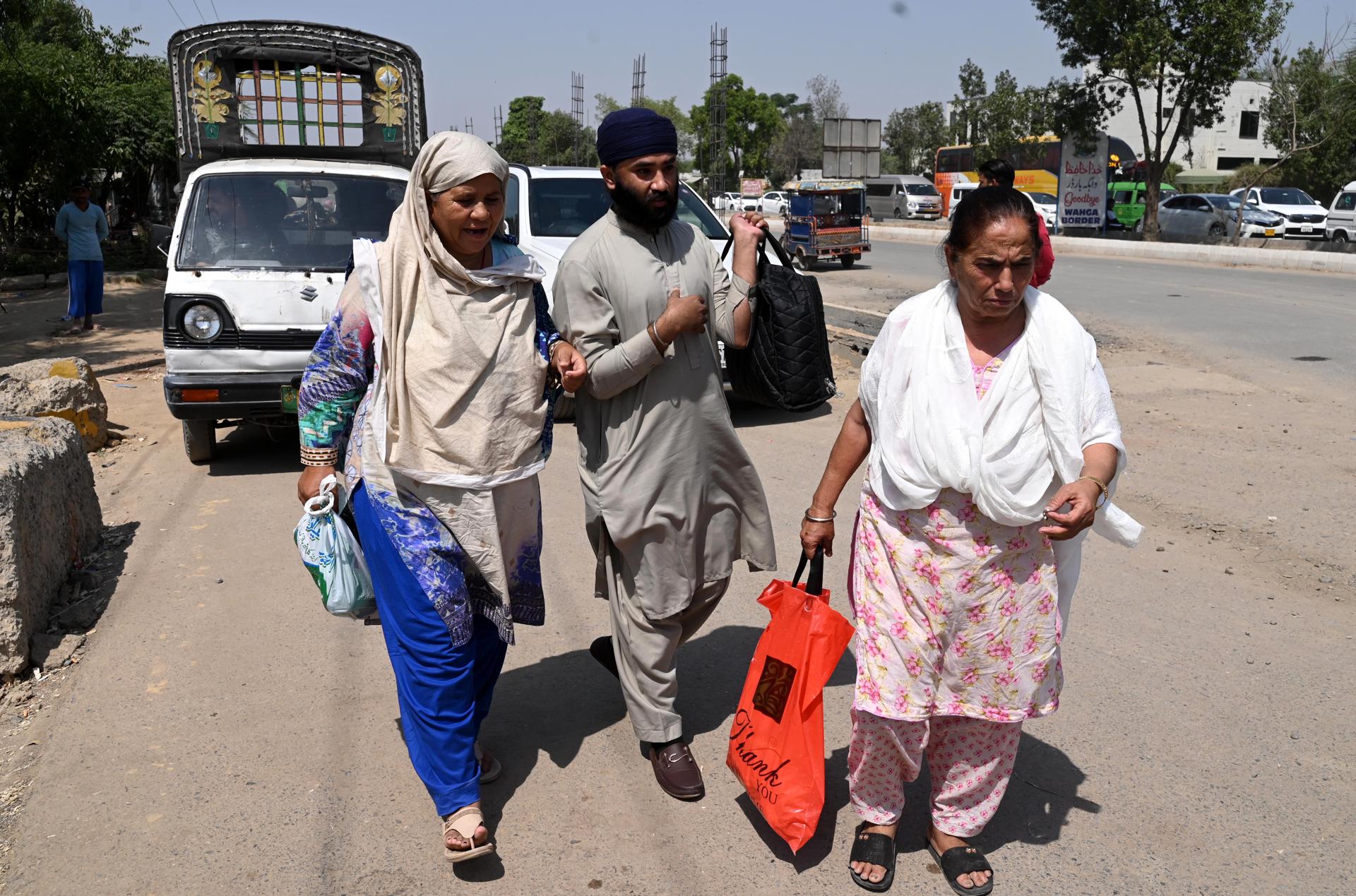 Ciudadanos indios cruzan la frontera de Attari-Wagah, entre Pakistán e India, después de que Pakistán cancelara todas las visas emitidas a ciudadanos indios tras el ataque en Pahalgam. EFE/EPA/RAHAT DAR 84264