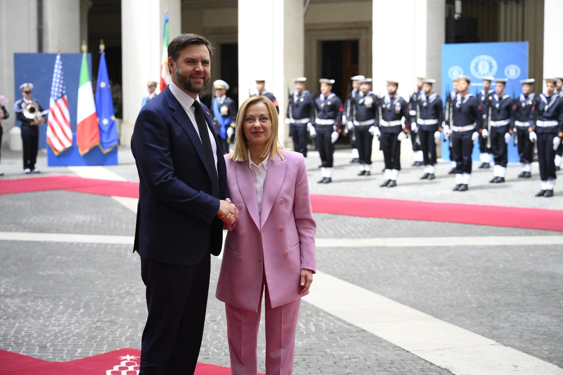 Roma (Italia), 18/04/2025.- La primera ministra italiana, Giorgia Meloni (D) da la bienvenida a Roma al vicepresidente de EE.UU., JD Vance (I). EFE/EPA/RICCARDO ANTIMIANI