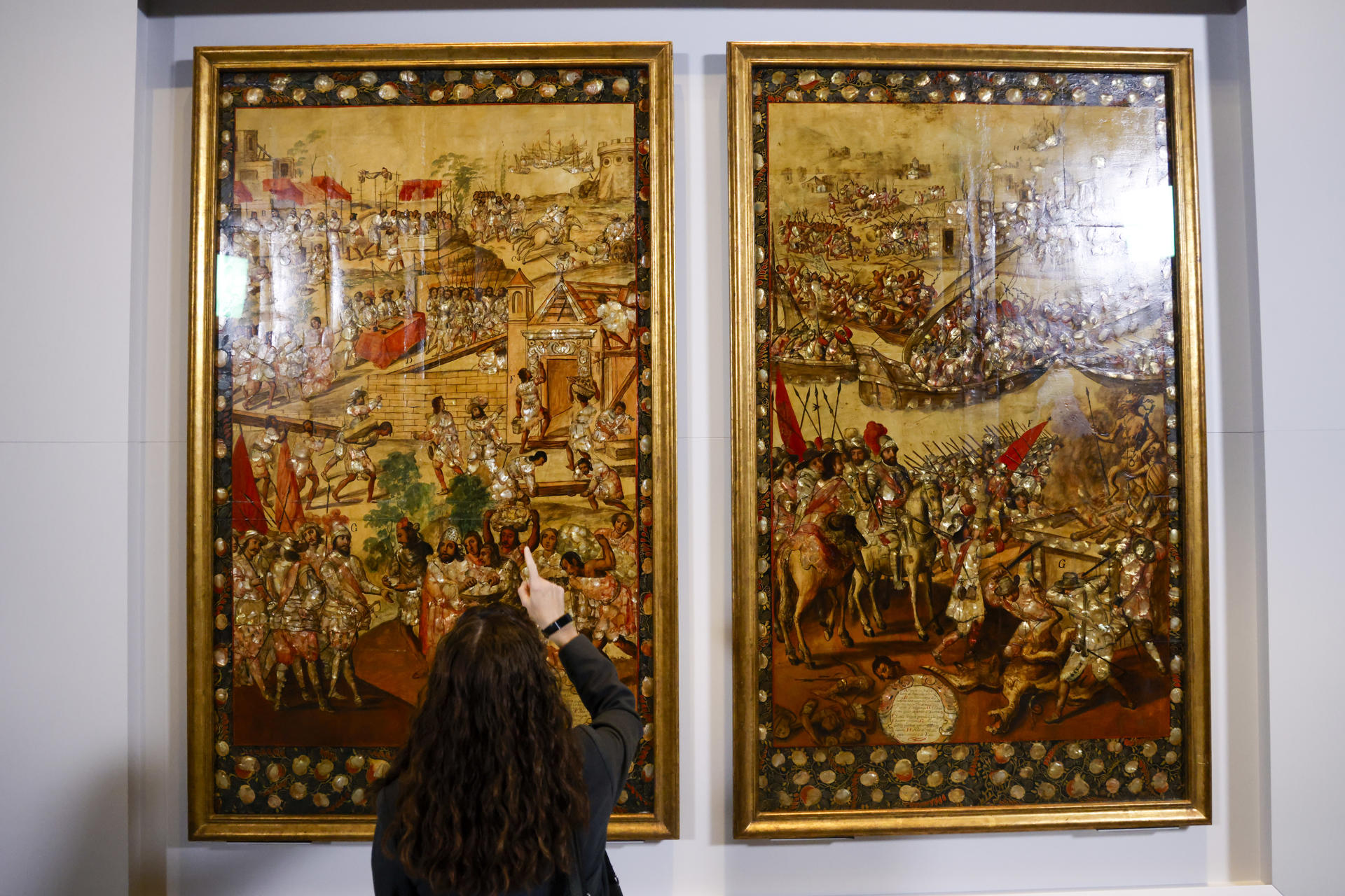 Vista de los cuadros que describen el viaje de Hernán Cortés por México tras su desembarco, durante su presentación este jueves en la Galería de las Colecciones Reales, en Madrid. EFE/Blanca Millez