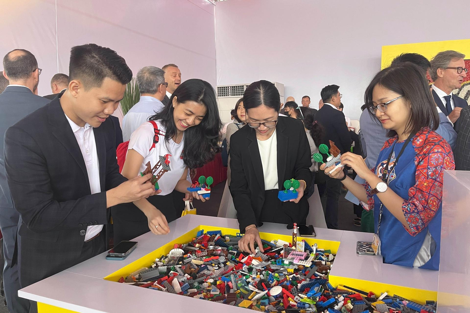 BINH DUONG (Vietnam).- Una fotografía muestra a visitantes en la inauguración de la fábrica de LEGO en la provincia vietnamita de Binh Duong el 9 de abril de 2025. EFE/EPA/VIETNAM NEWS AGENCY / SOLO PARA USO EDITORIAL/NO SE VENDE