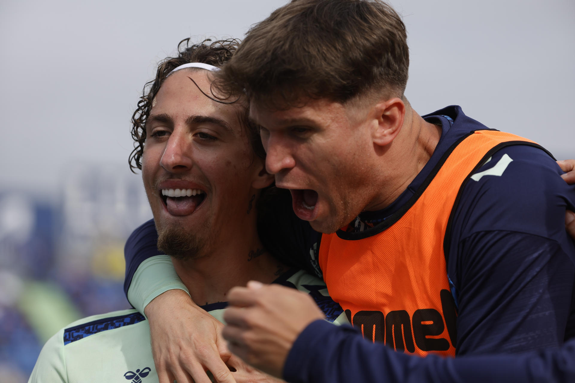 El delantero portugués de Las Palmas Fábio Silva (i) celebra tras marcar el 1-3 durante el encuentro de la jornada 31 de LaLiga EA Sports entre Getafe CF y UD Las Palmas, este sábado en el Coliseum de Getafe, en Madrid. EFE/ Zipi