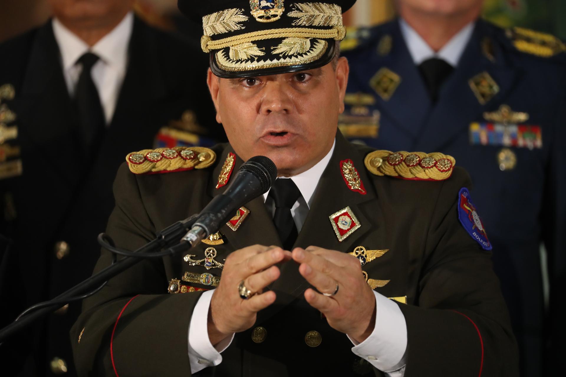 Fotografía de archivo del ministro de Defensa de Venezuela, Vladimir Padrino López, durante una rueda de prensa, en Caracas (Venezuela). EFE/Miguel Gutiérrez