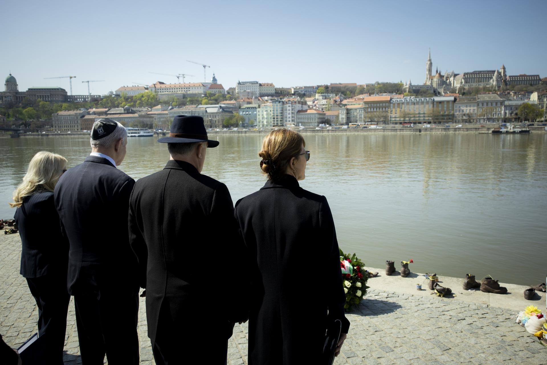 Una foto proporcionada por la Oficina de Prensa del Primer Ministro húngaro muestra al Primer Ministro húngaro Viktor Orban (2I) y al Primer Ministro israelí Benjamin Netanyahu (2D) con sus esposas, Sara Netanyahu (I) y Aniko Levai, depositando ofrendas florales en los zapatos de hierro colado, un memorial de las víctimas del Holocausto, a la orilla del río Danubio en Budapest, Hungría, el 04 de abril de 2025. (Hungría) EFE/EPA/ZOLTAN FISCHER / OFICINA DE PRENSA DEL PRIMER MINISTRO HÚNGARO / FOTO DE CORTESÍA HUNGRÍA USO EDITORIAL SOLAMENTE / NO VENTAS