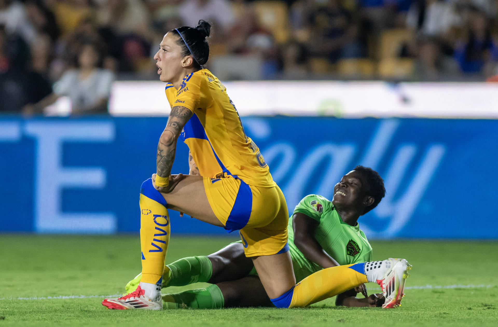 Jennifer Hermoso de Tigres se levanta en un partido de la jornada 15 del Torneo Clausura 2025 de la Liga MX entre Tigres y Juarez, en el Estadio Universitario de Monterrey (México). Imagen de archivo. EFE/ Miguel Sierra