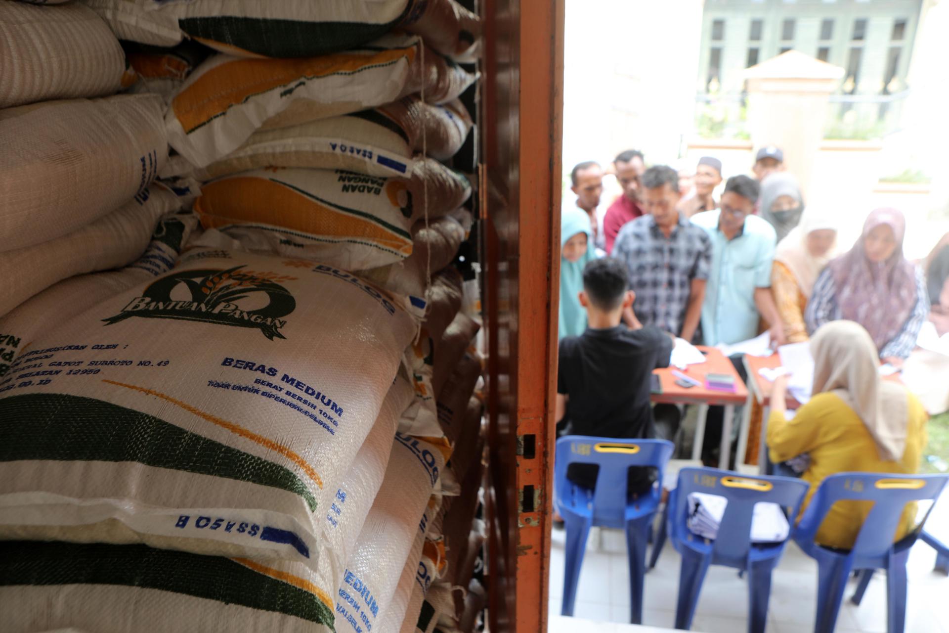 Fotografía de archivo, tomada el 13/05/2024, que muestra a indonesios en una entrega de comida en la localidad de Banda Aceh. EFE/EPA/HOTLI SIMANJUNTAK