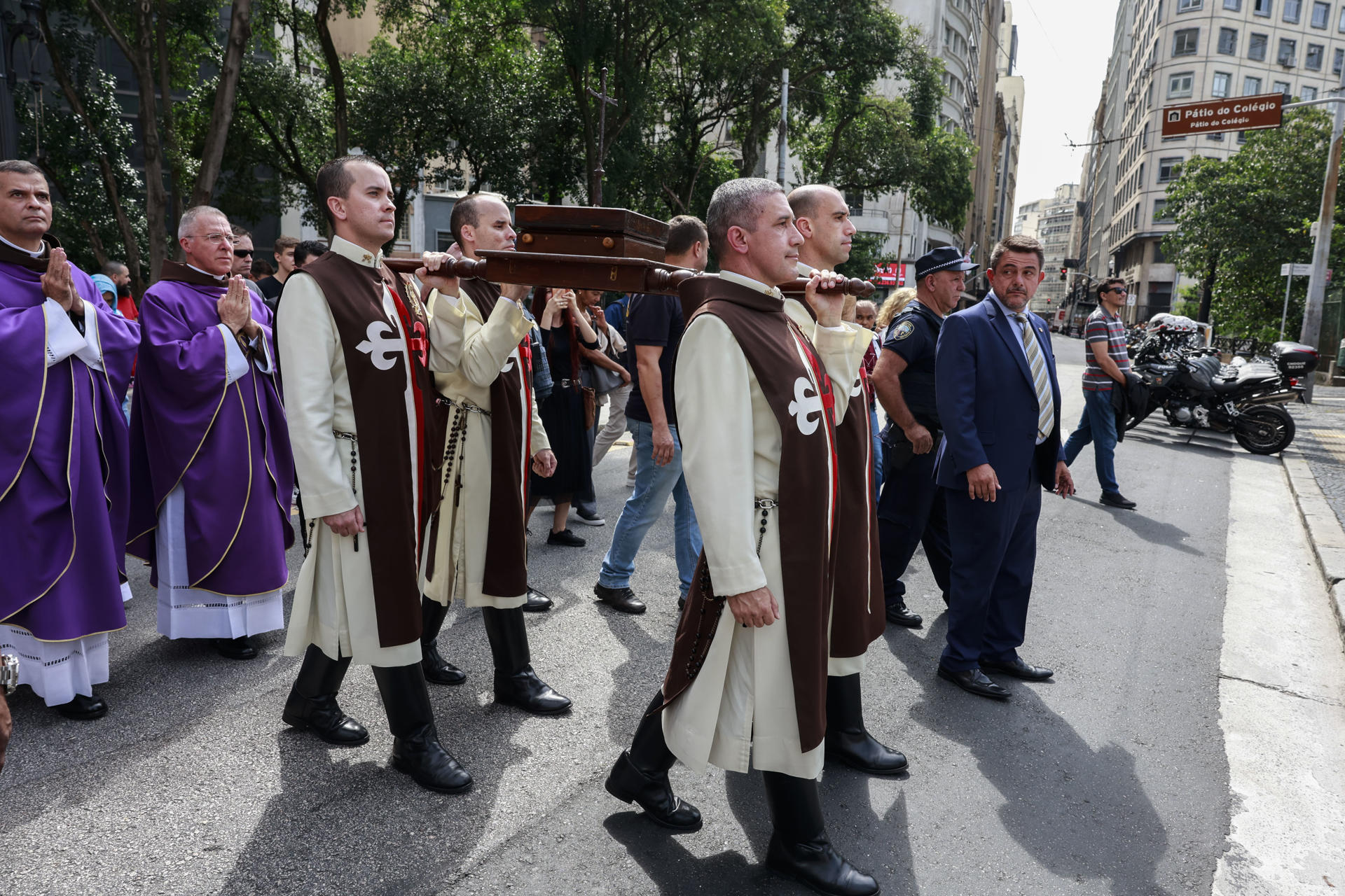 Personas transportan la cruz que se utilizó en la primera misa oficiada en Brasil, en el año 1500, durante una celebración este martes, en la Catedral Metropolitana de São Paulo (Catedral da Sé) en São Paulo (Brasil). EFE/ Sebastiao Moreira
