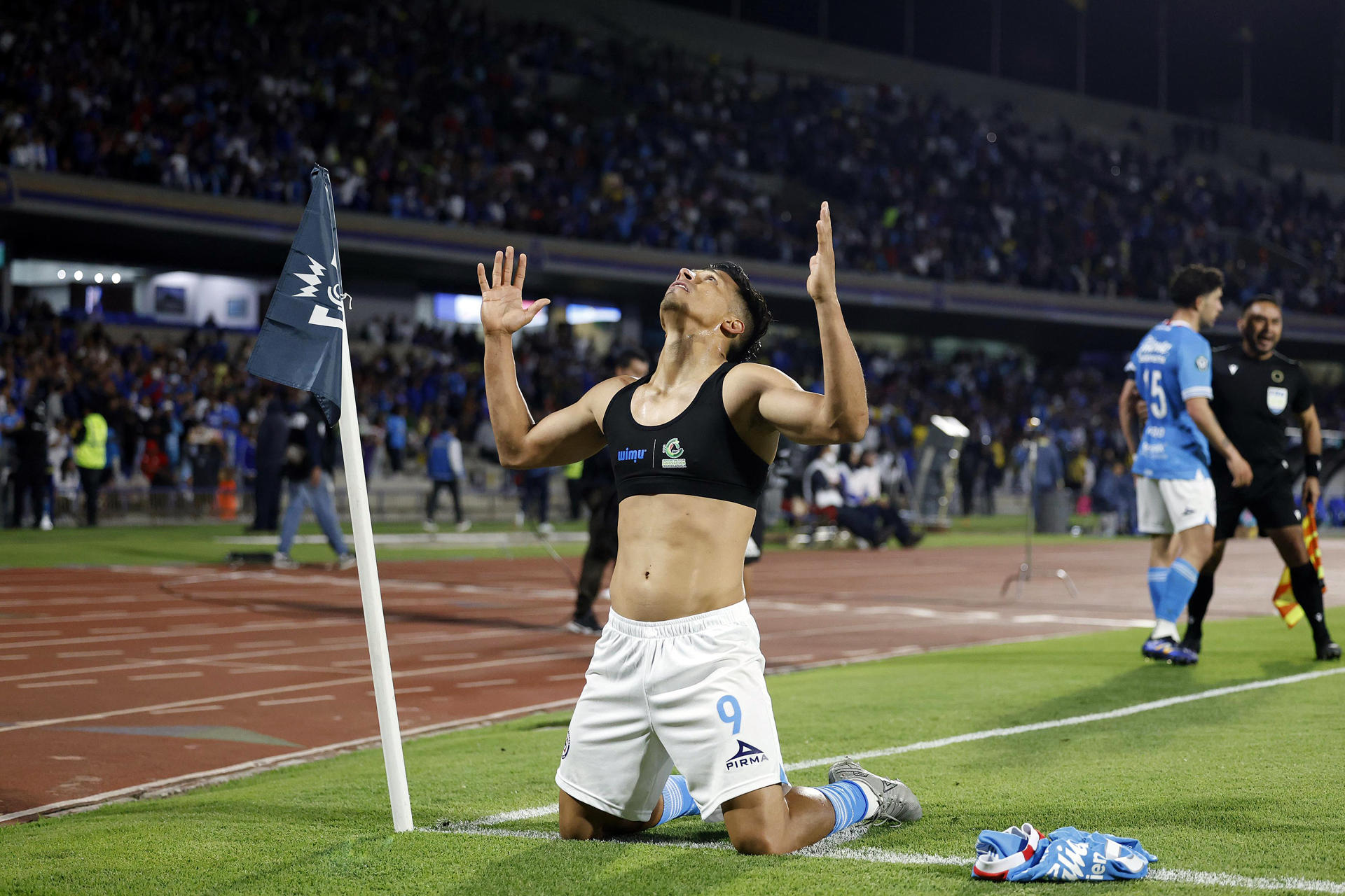 Angel Sepúlveda, de Cruz Azul, celebra tras anotar un gol este martes, durante el partido de vuelta de cuartos de final de la Copa de Campeones de la Concacaf entre Cruz Azul y América en el estadio Olímpico Universitario de Ciudad de México (México). EFE/Sáshenka Gutiérrez