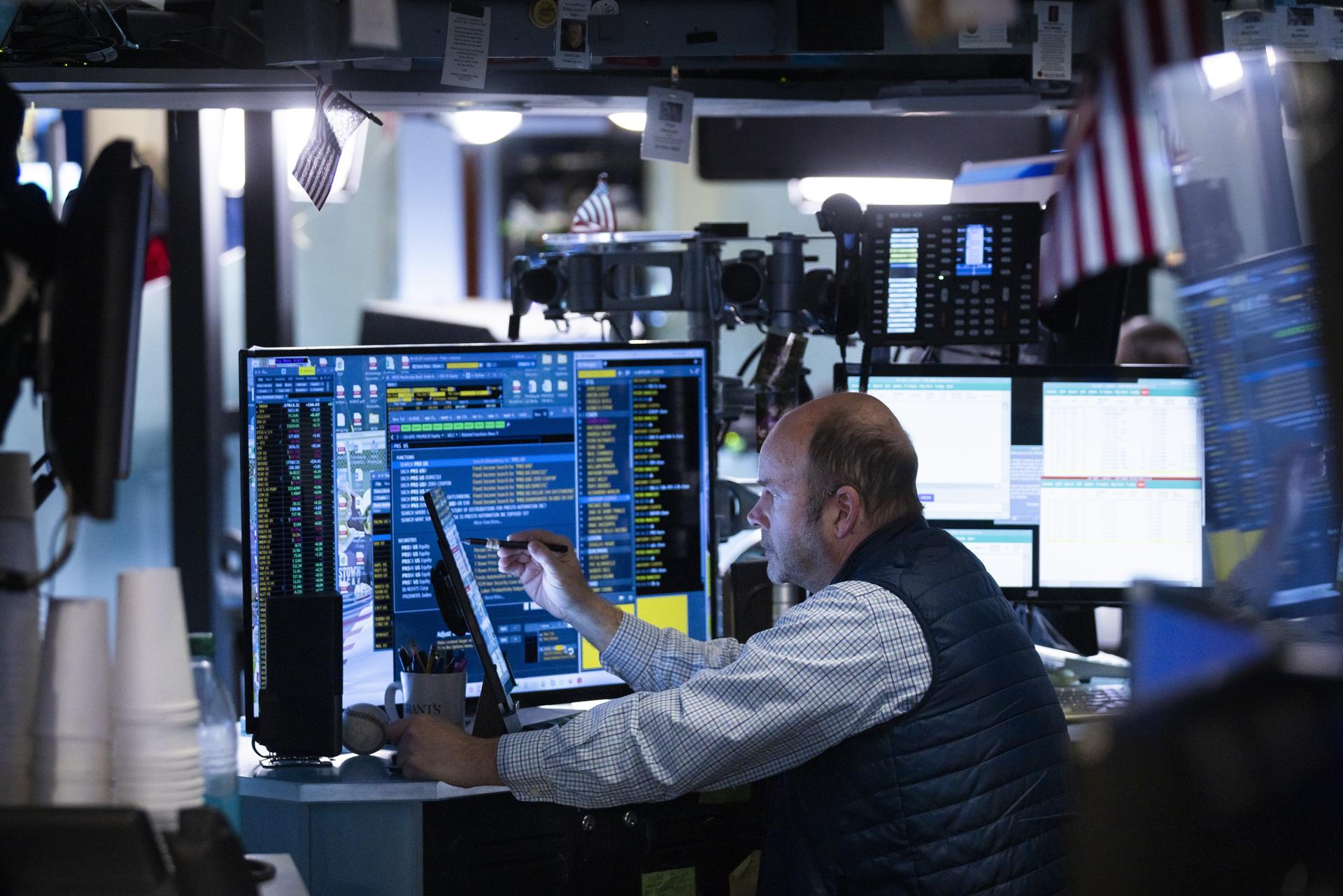 Vista general de un corredor de bolsa este miércoles, 9 de abril, durante la sesión de intercambio bursátil en Wall Street (NY, EE.UU.). EFE/Justin Lane