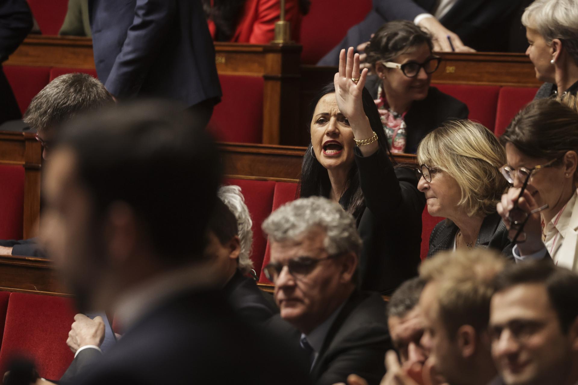 La diputada francesa de Droite Republicaine, Valerie Bazin Malgras (R), reacciona durante una sesión de preguntas al gobierno en la Asamblea Nacional Francesa, en París, Francia, 01 de abril de 2025. La Asamblea Nacional Francesa el 01 de abril discutirá sobre la manipulación emocional de las víctimas de violencia física y sexual, así como la inclusión del consentimiento en la definición legal de violación y agresión sexual en Francia. (Francia) EFE/EPA/Teresa Suarez