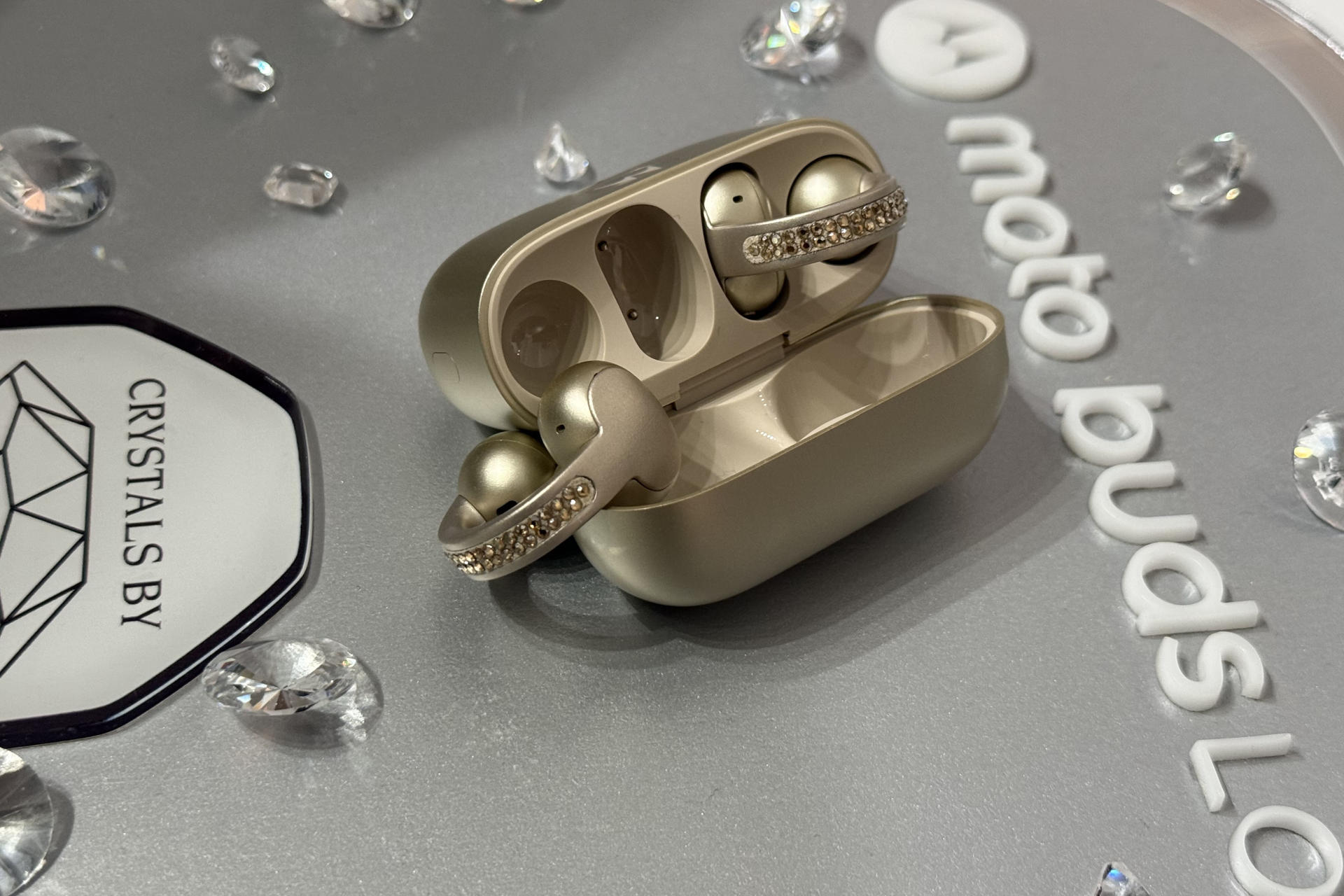 Fotografía de unos auriculares Buds Loop de Motorola color beige champán con los cristales de Swarovski durante un evento este miércoles, en Nueva York (Estados Unidos). EFE/Sarah Yáñez-Richards