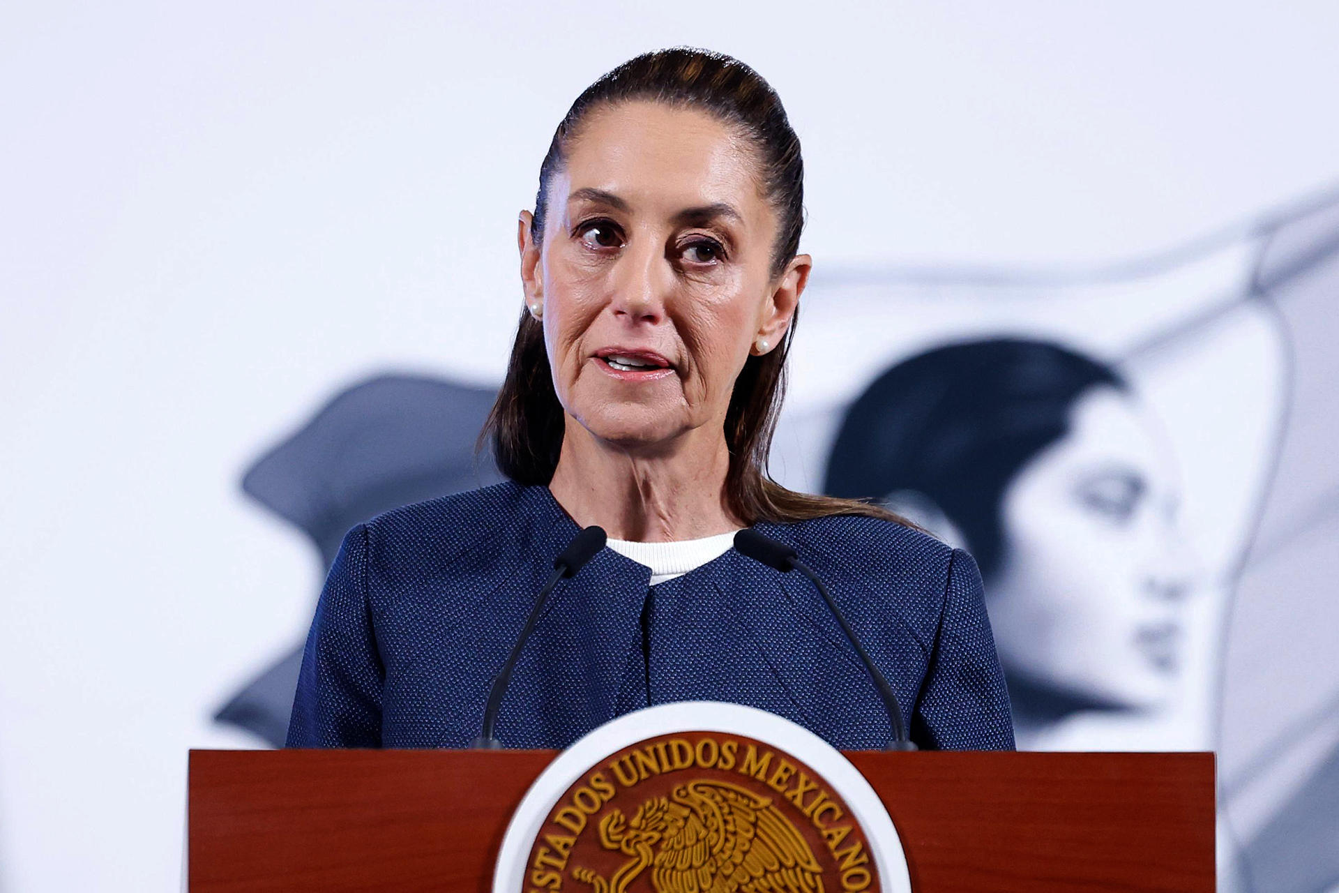 La presidenta de México, Claudia Sheinbaum, habla durante una rueda de prensa este lunes, en el Palacio Nacional de Ciudad de México (México). EFE/ Sáshenka Gutiérrez