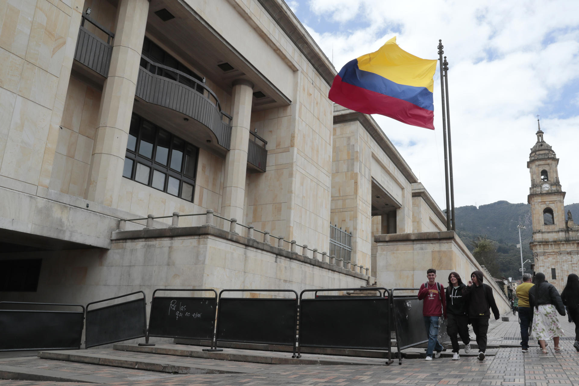 Fotografía de archivo de un sector del frontispicio del Palacio de Justicia de Colombia, sede entre otras de la Corte Suprema, en Bogotá. EFE/Carlos Ortega