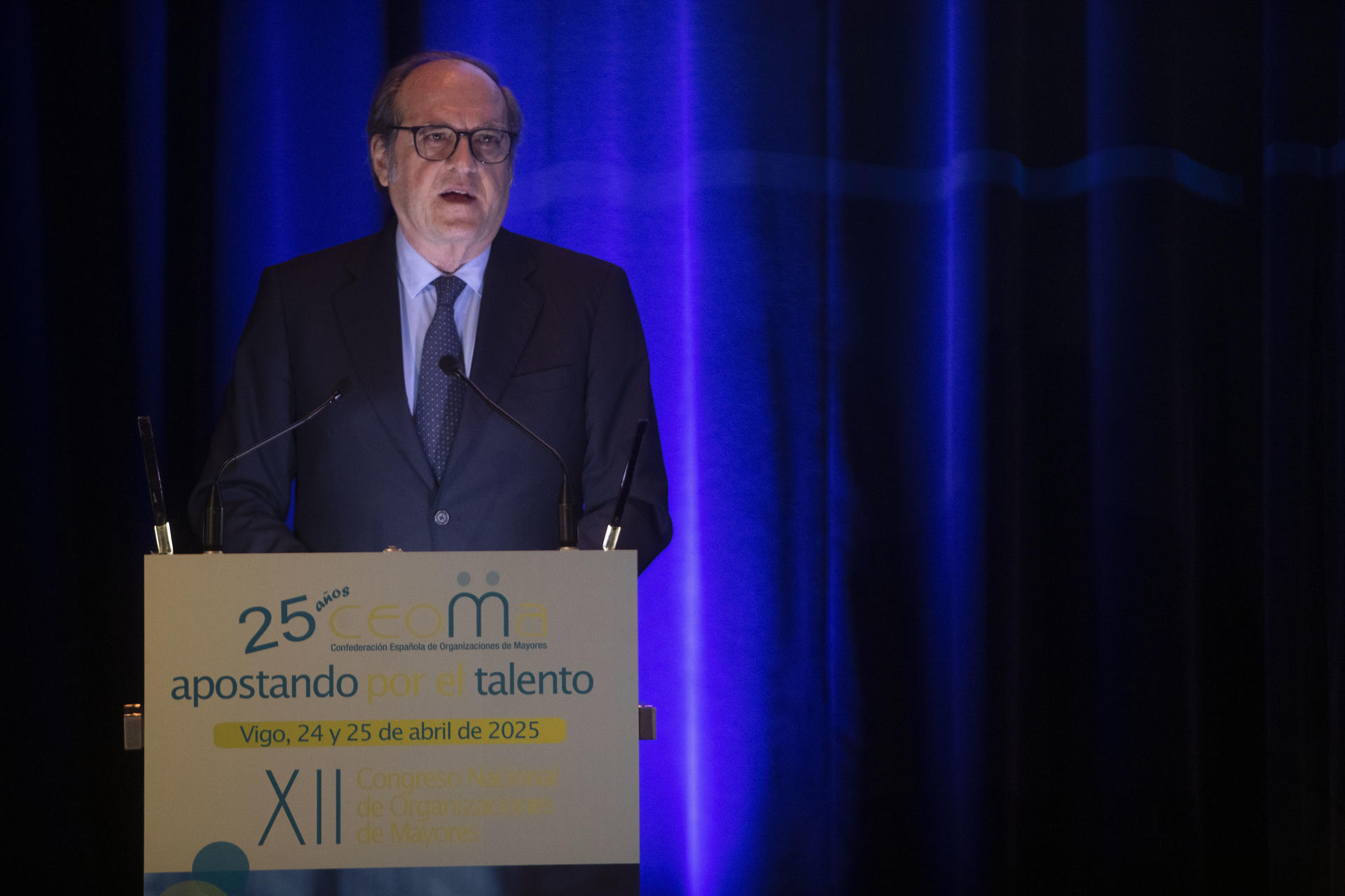 El Defensor del Pueblo, Ángel Gabilondo, pronuncia la conferencia inaugural del XII congreso nacional de la Confederación Española de Organizaciones de Mayores (CEOMA) bajo el título '25 años apostando por el talento sénior', este jueves en Vigo. EFE / Salvador Sas