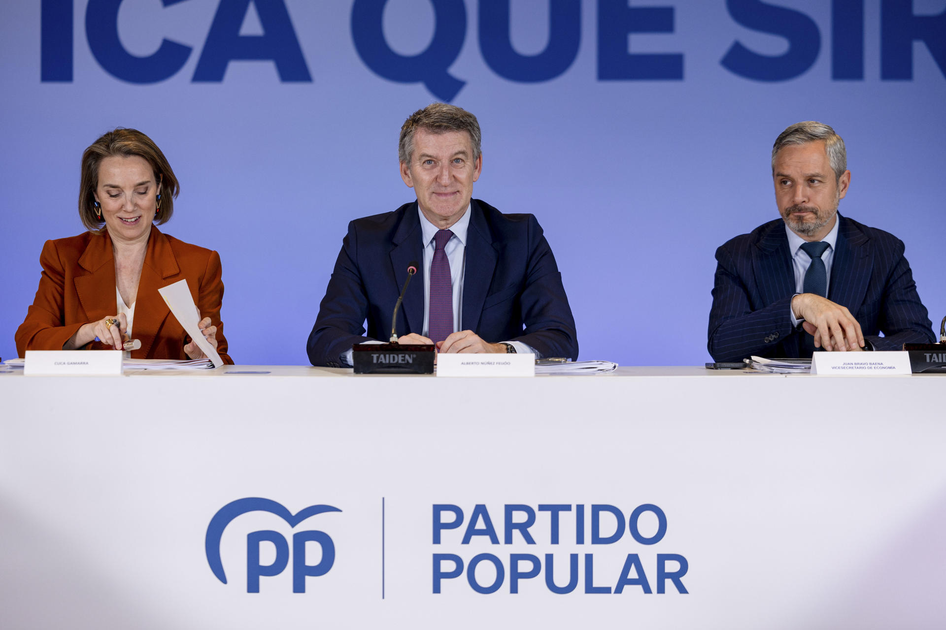 El líder del PP, Alberto Núñez Feijóo (c), acompañado de la secretaria general, Cuca Gamarra y el vicesecretario de Economía del partido, Juan Bravo, este lunes en la sede de Génova. EFE/ Daniel Gonzalez