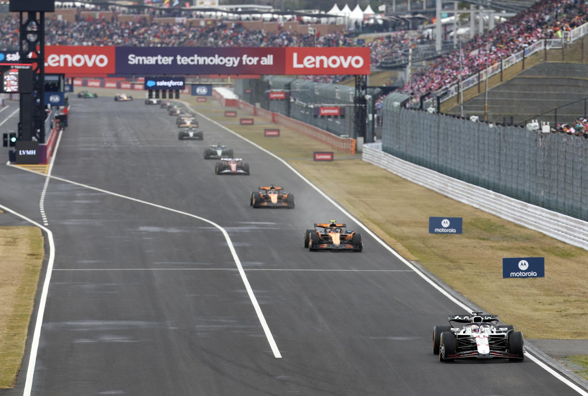 El piloto neerlandés de Red Bull Max Verstappen, por delante de los dos McLaren en el Gran Premio de Japón de Fórmula Uno disputado en el circuito de Suzuka. EFE/EPA/FRANCK ROBICHON