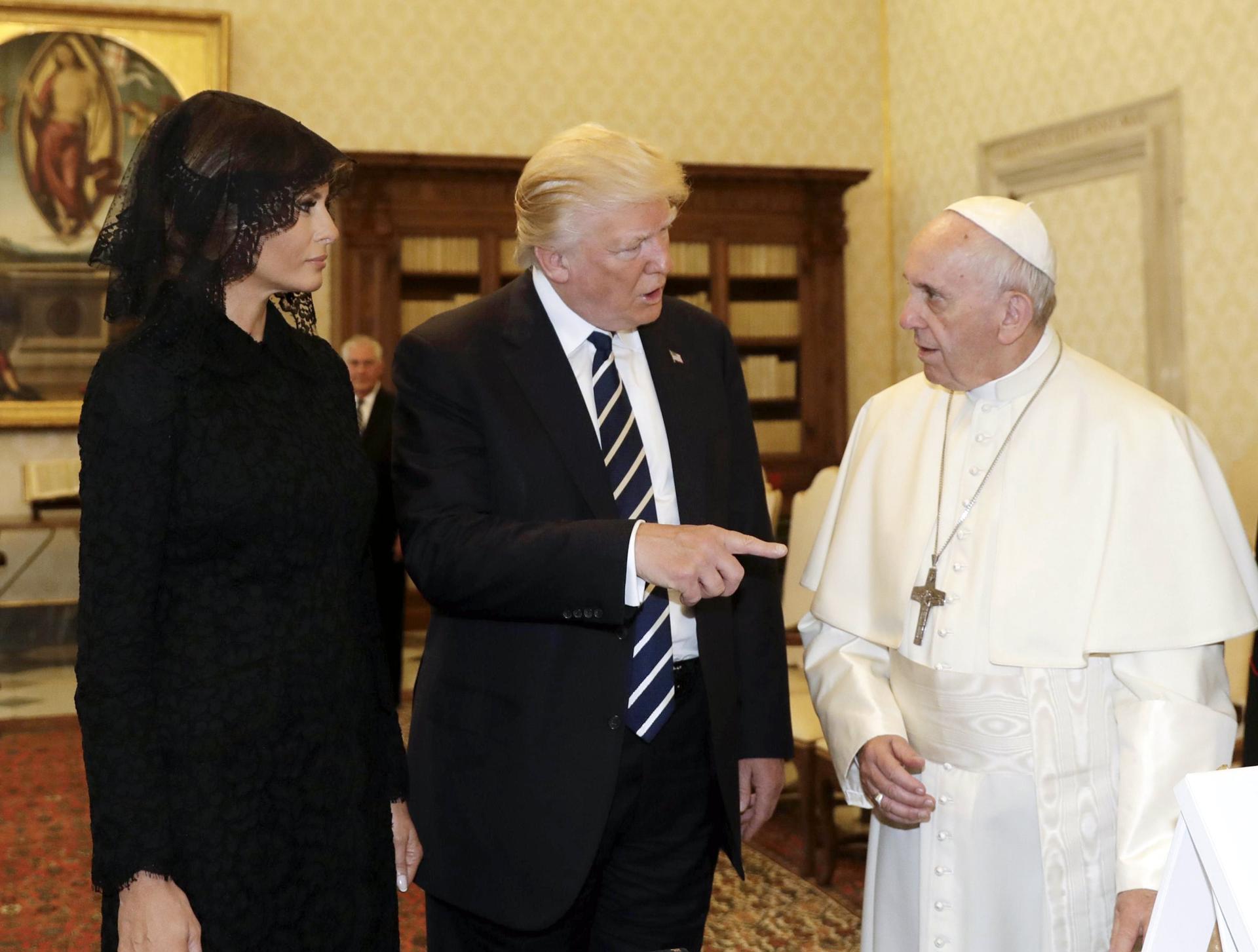 El encuentro entre el presidente de los Estados Unidos, Donald Trump (c), y su mujer, Melania (i), con el papa Francisco (d) durante en el Vaticano, el 24 de mayo de 2017. EFE/Alessandra Tarantino / Pool