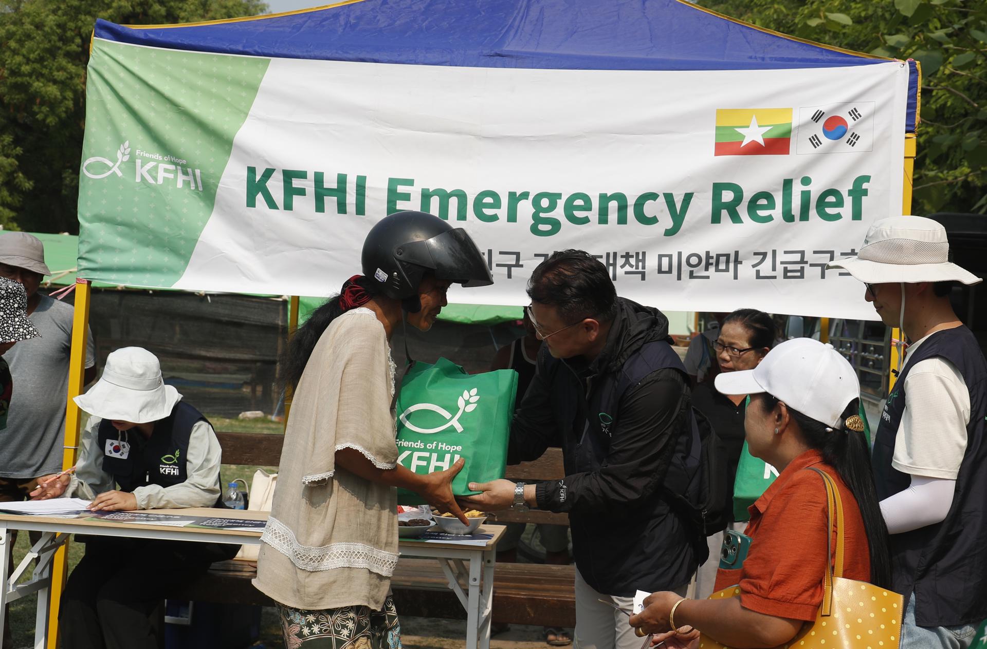 Fotografía de archivo, tomada el 26/04/2025, que muestra a personas recibiendo ayuda en Birmania (Myanmar) tras el terremoto del 28 de marzo. EFE/EPA/NYEIN CHAN NAING